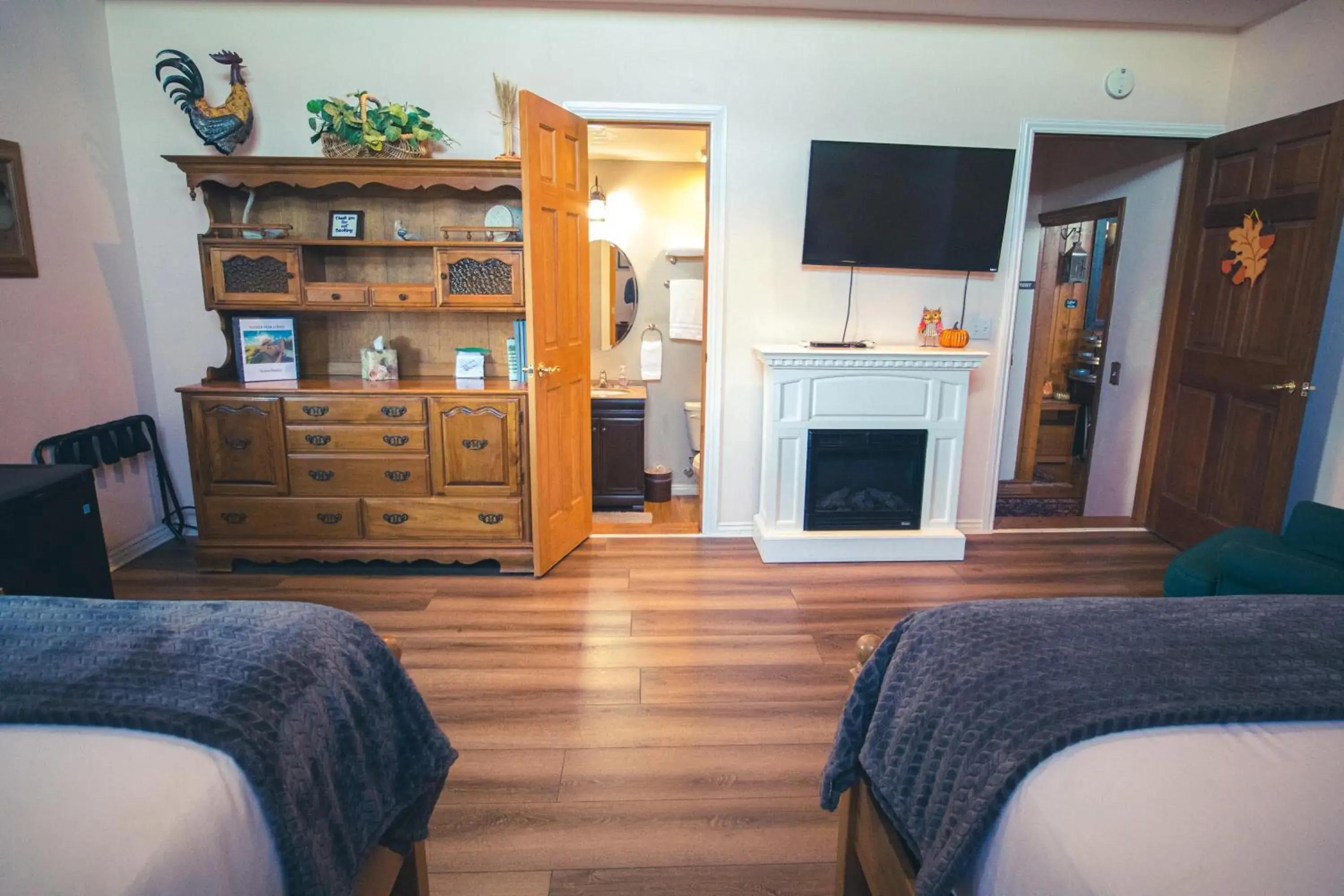 Bedroom, TV/Entertainment Center in Tucker Peak Lodge