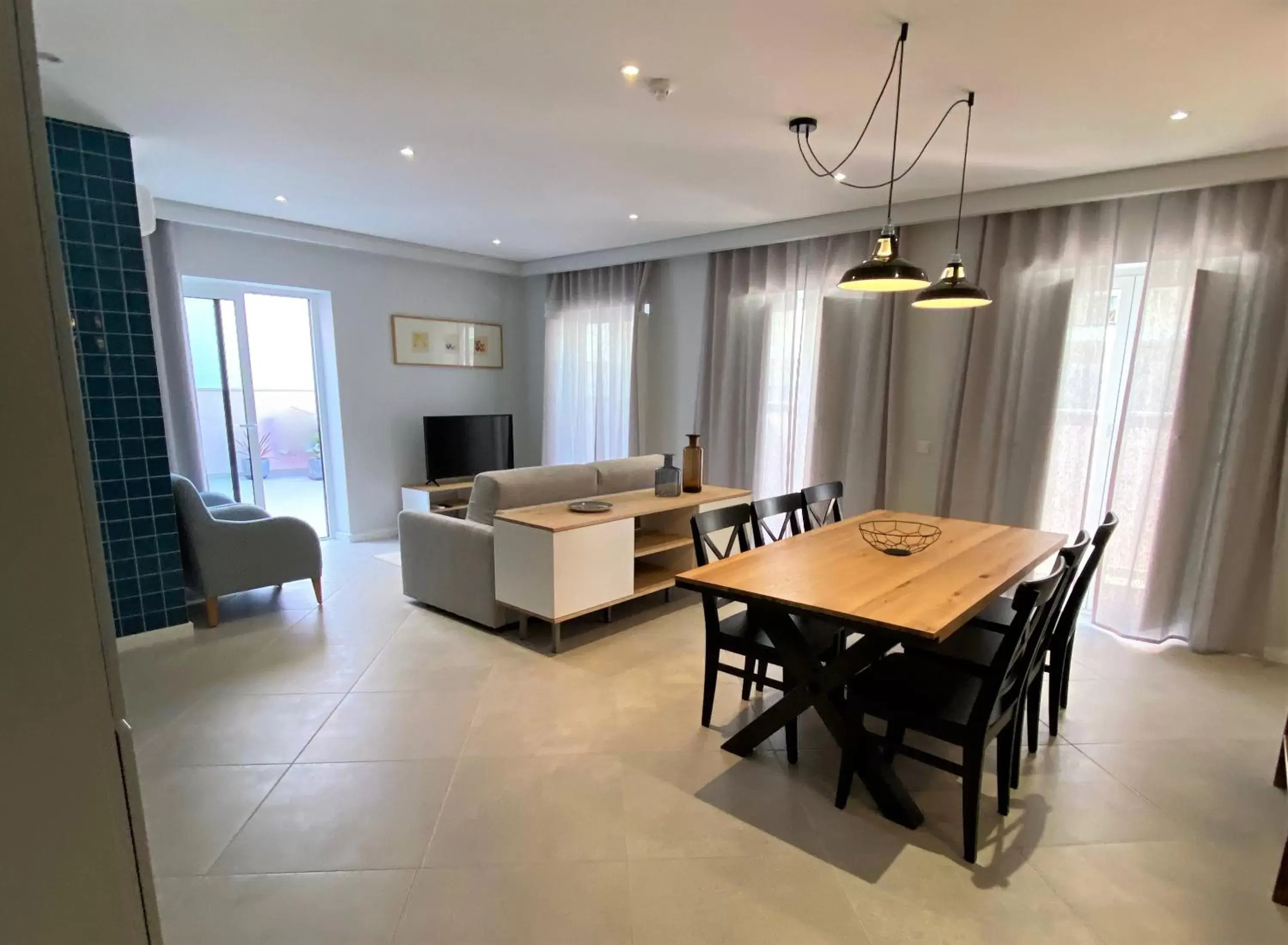 Living room, Dining Area in Cardeal Suites & Apartments