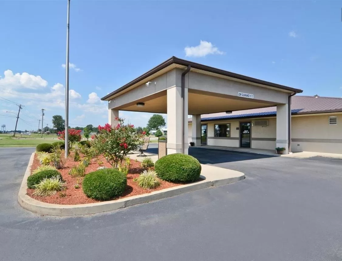 Facade/entrance in Super 8 by Wyndham McGehee