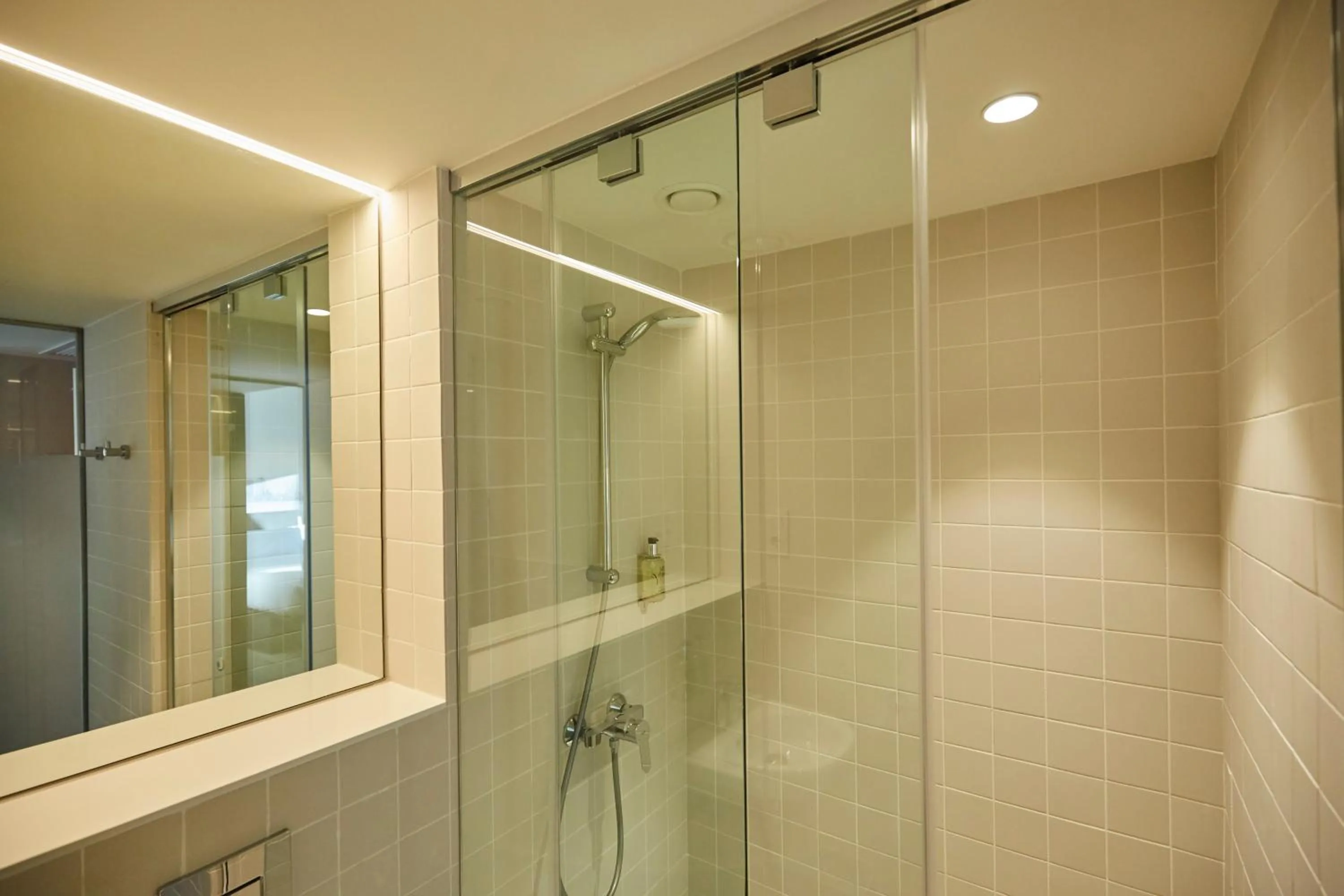 Shower in easyHotel Barcelona Fira