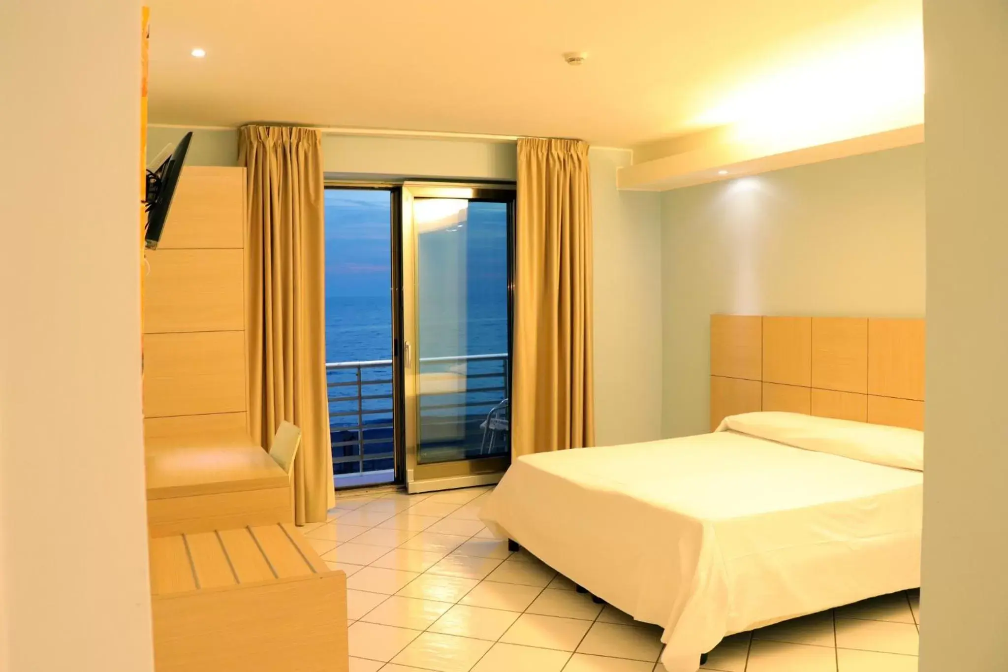 Photo of the whole room, Sea View in Hotel Ancora