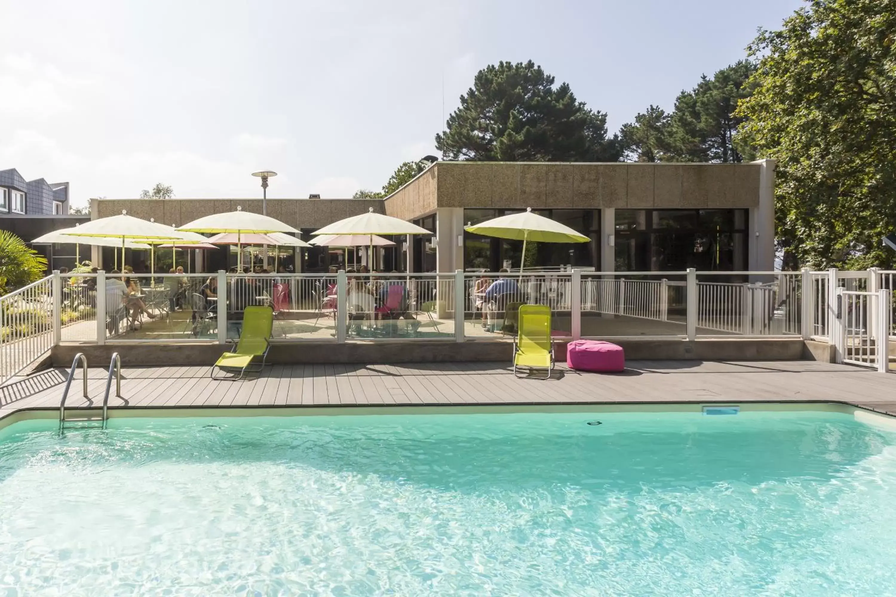 Restaurant/places to eat, Swimming Pool in ibis Styles Lorient Caudan