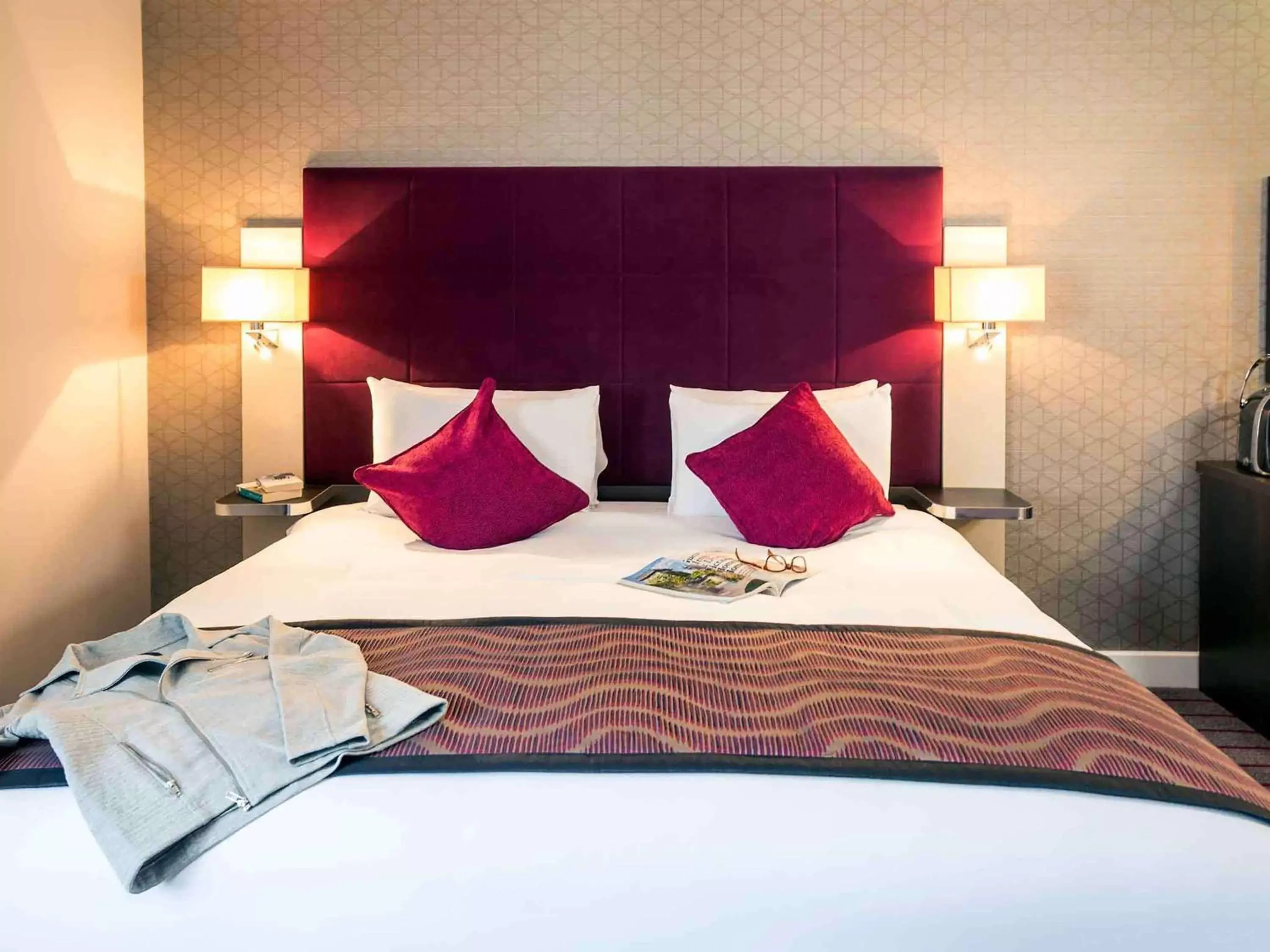 Photo of the whole room, Bed in Mercure London Heathrow Airport