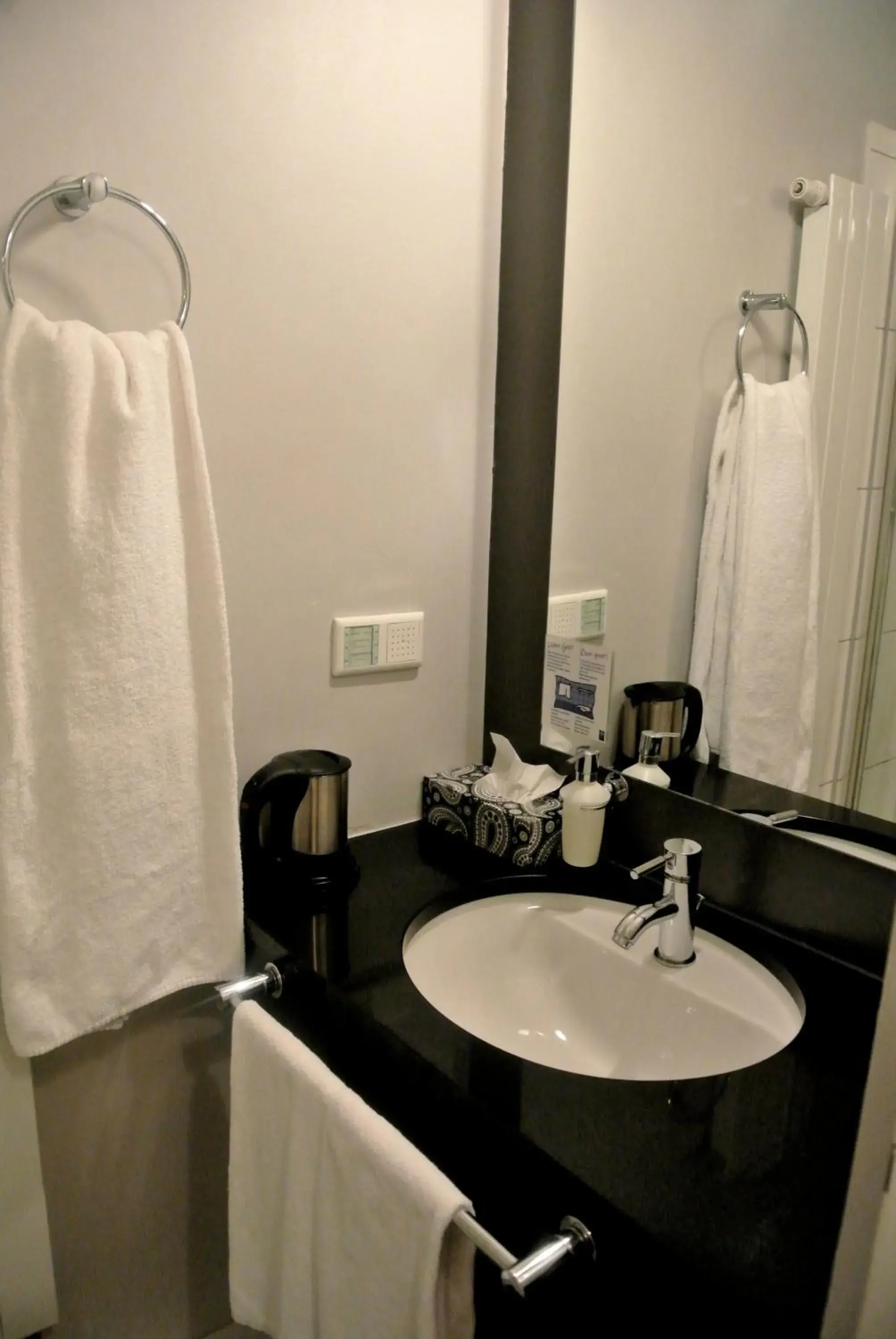 Bathroom in Town Hotel Wiesbaden - kleines Privathotel mit Self-Check-In in Bestlage