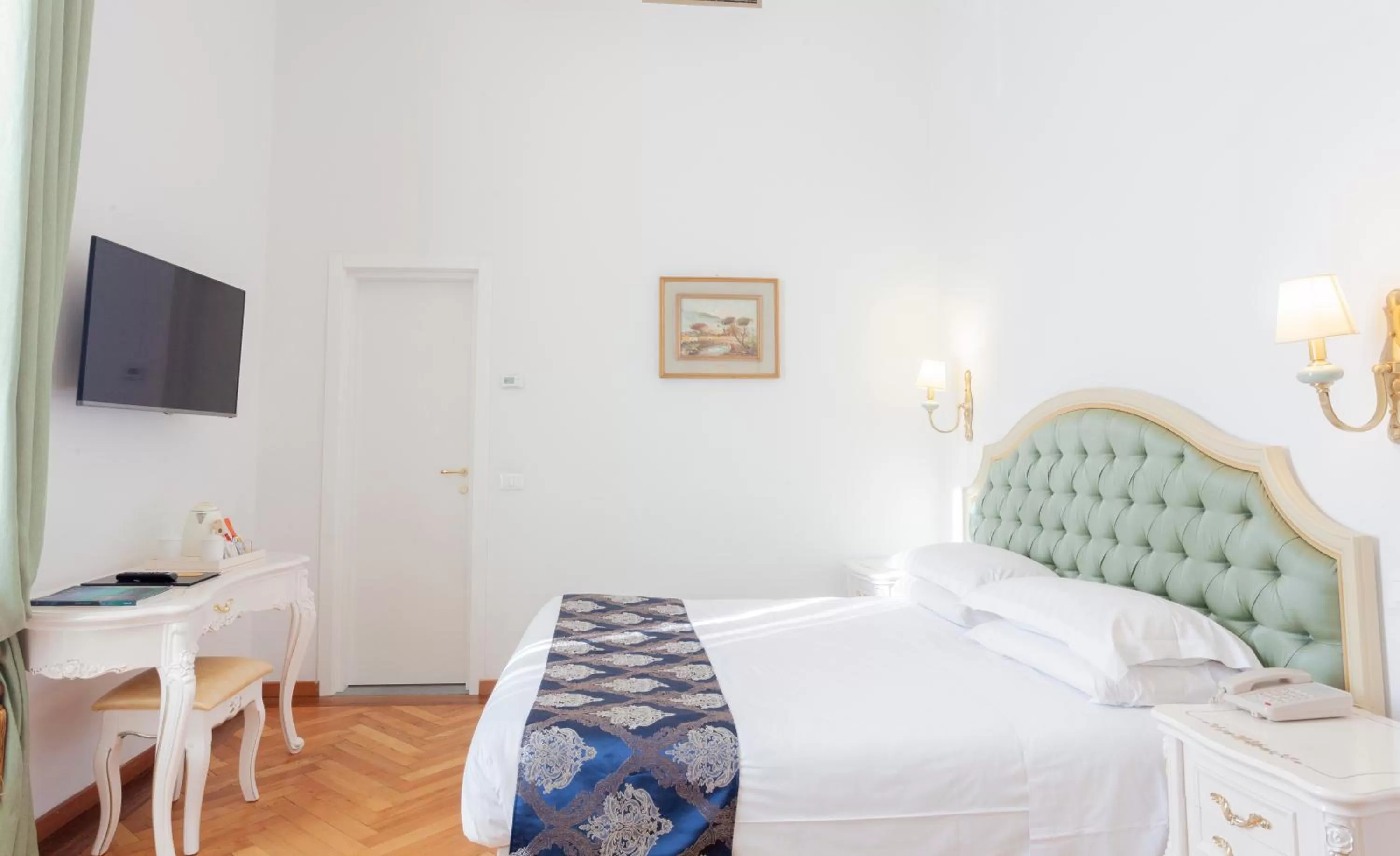 Photo of the whole room, Bed in Villa Royal