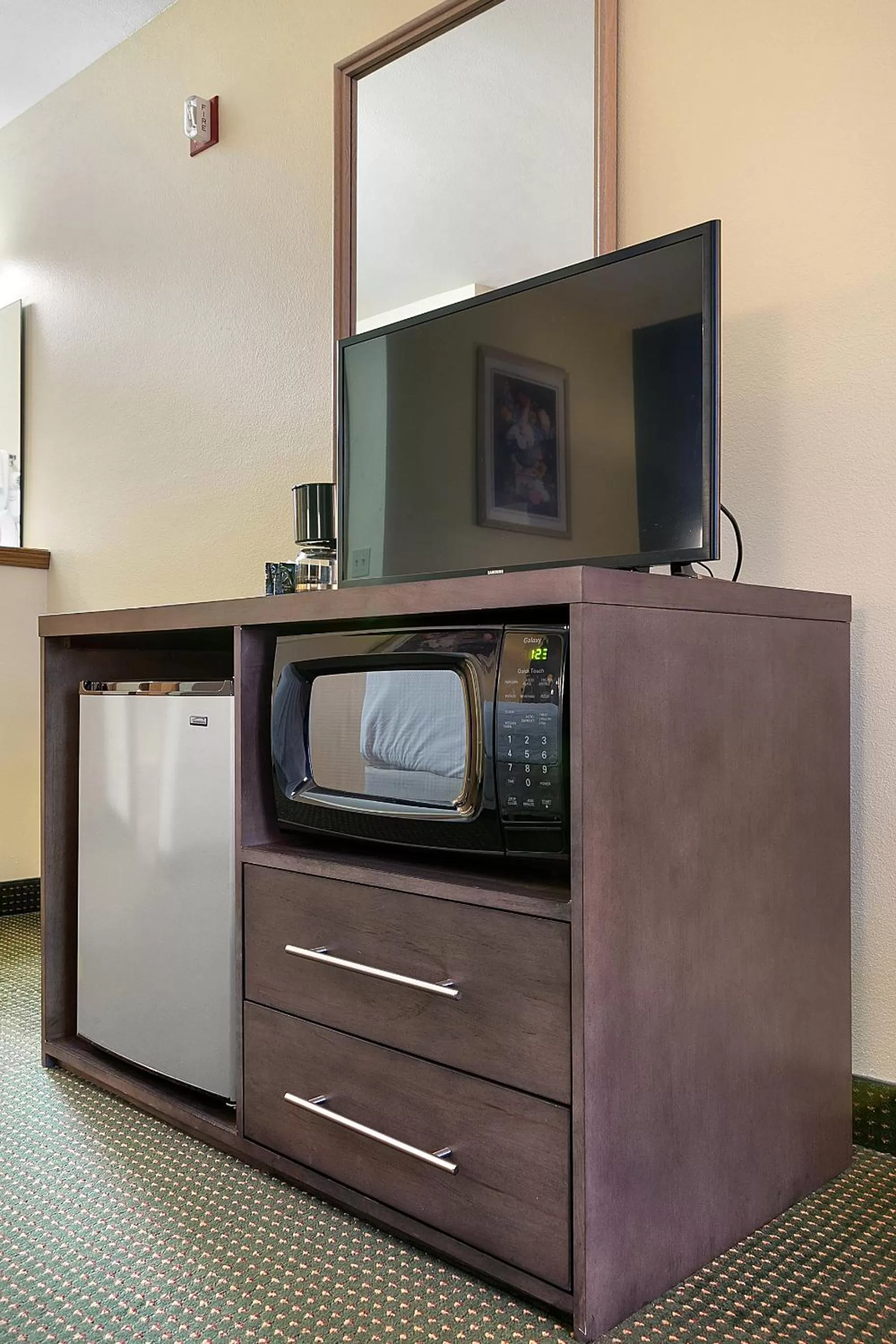 TV and multimedia in Days Inn by Wyndham Ellensburg
