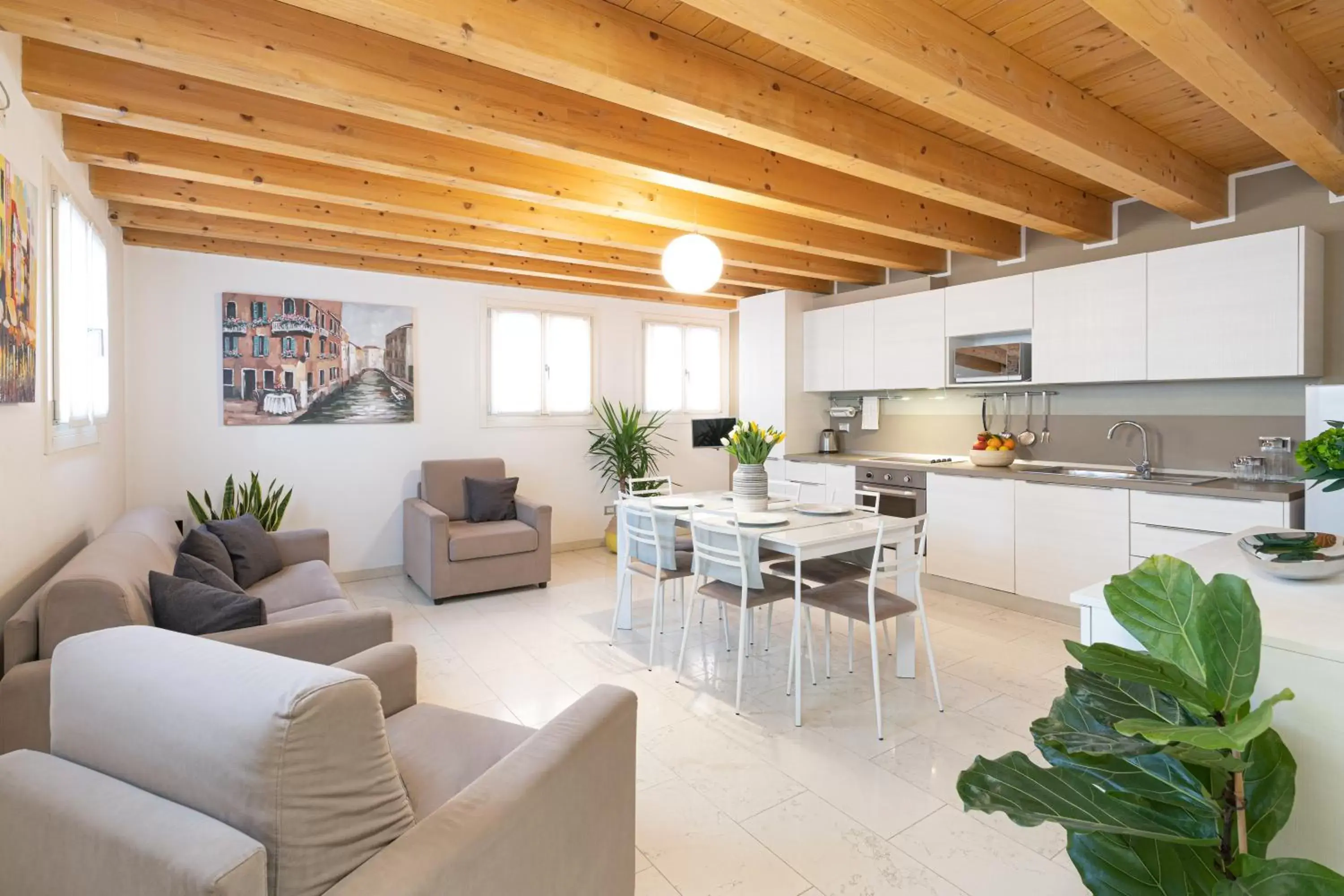 Living room, Kitchen/Kitchenette in Ca' Degli Antichi Giardini Apartments