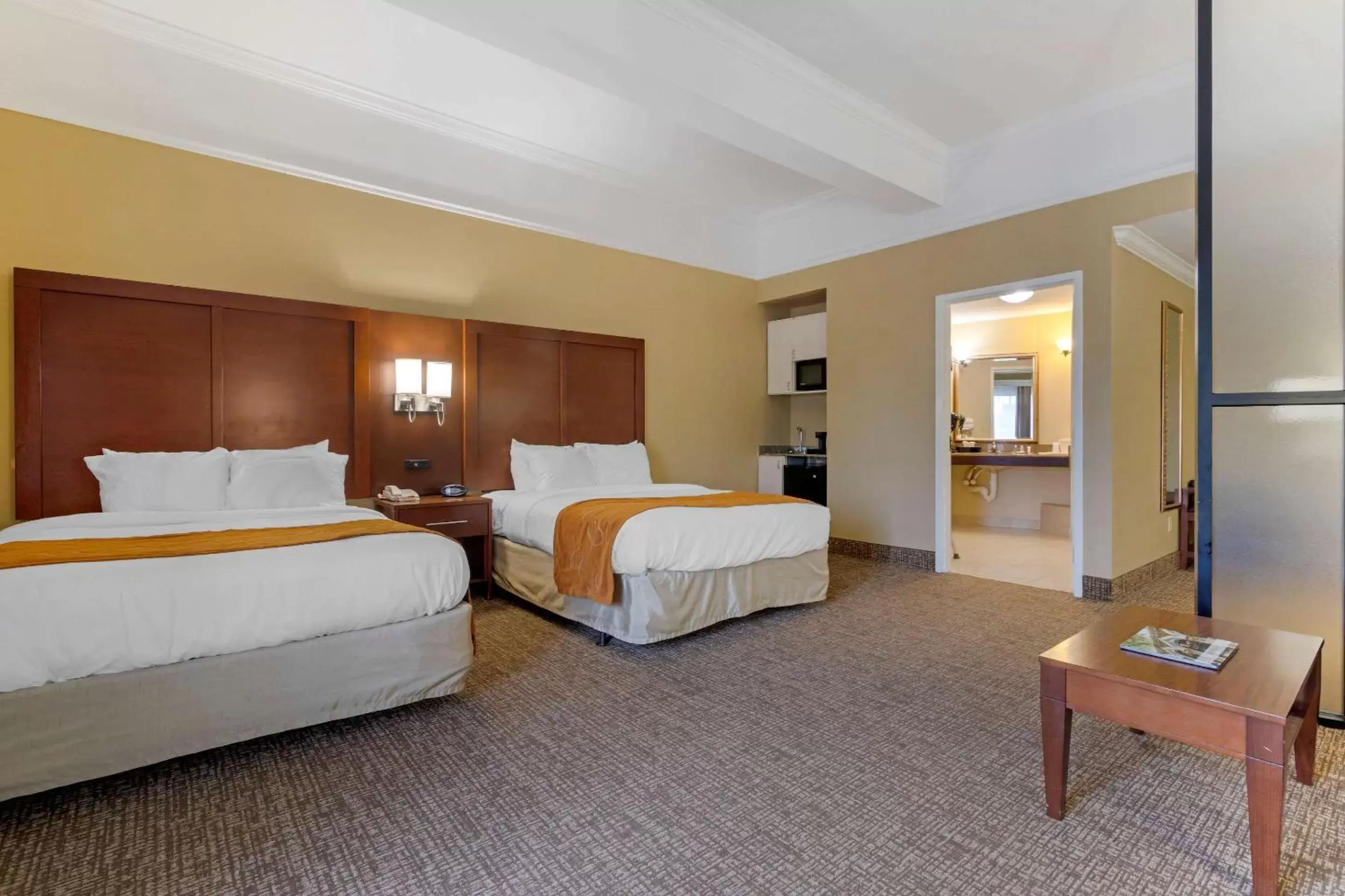 Photo of the whole room, Bed in Comfort Suites Savannah North