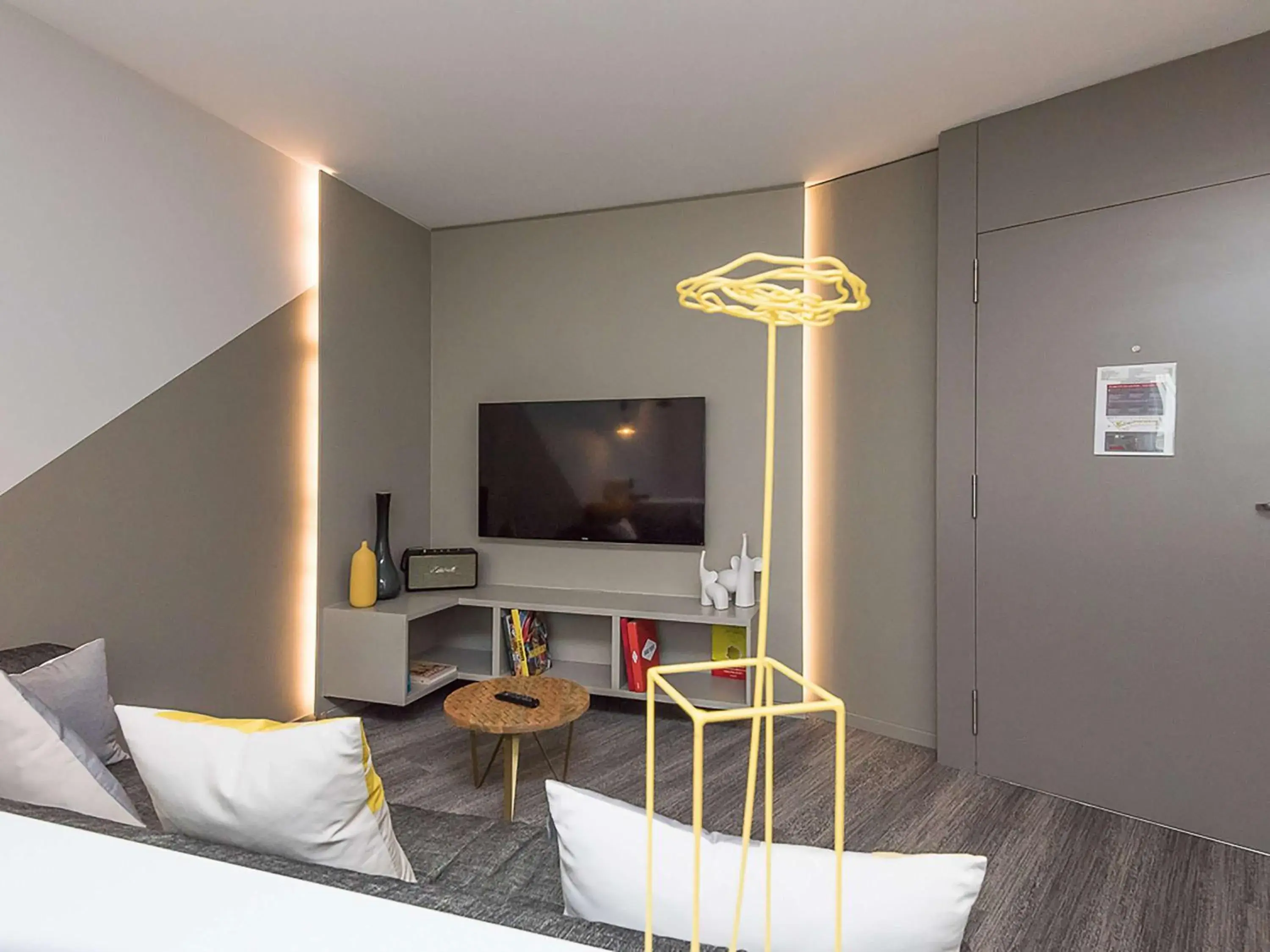 Bedroom, TV/Entertainment Center in Novotel Suites Luxembourg
