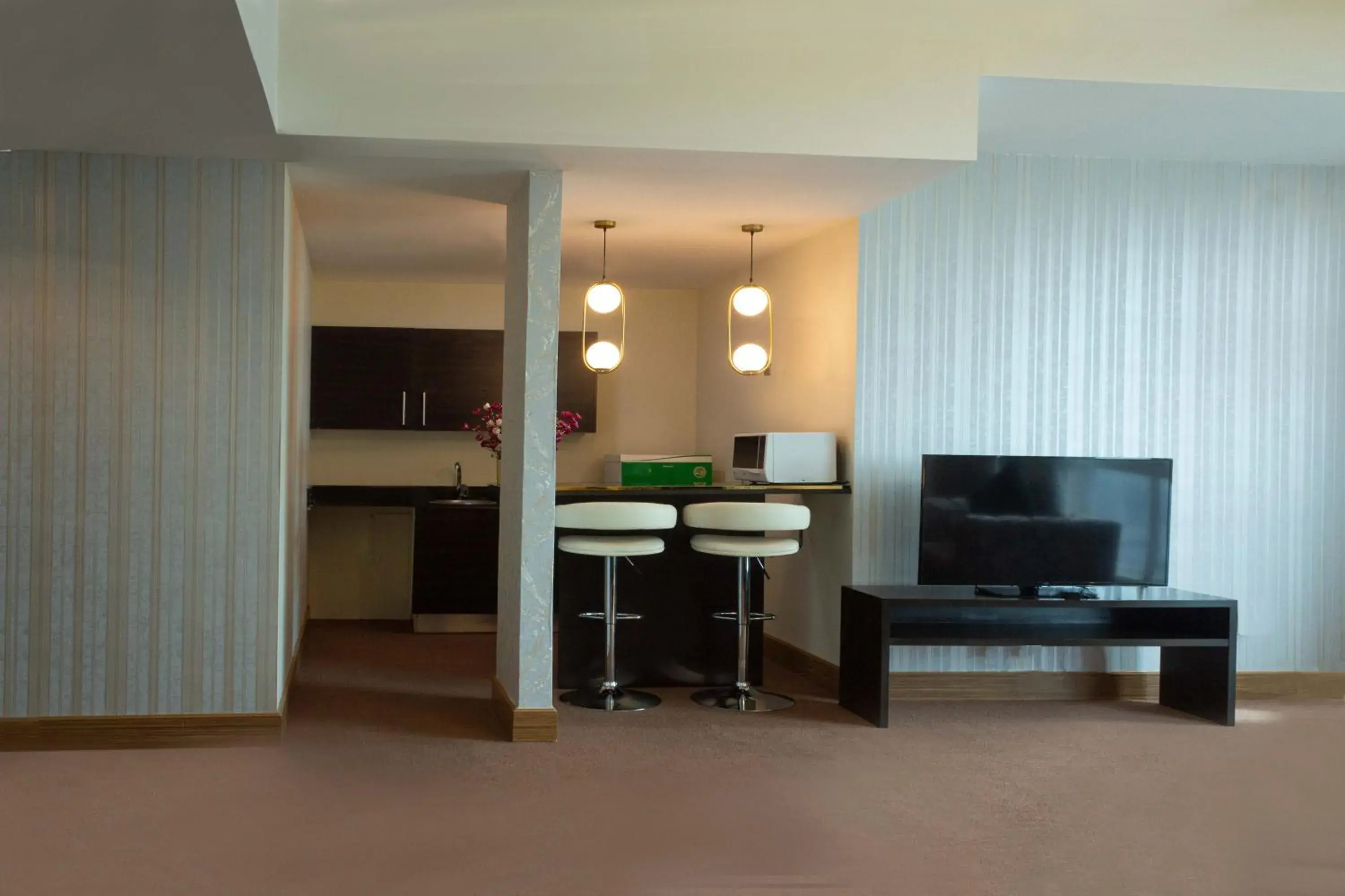 TV and multimedia, TV/Entertainment Center in Blaire Executive Suites