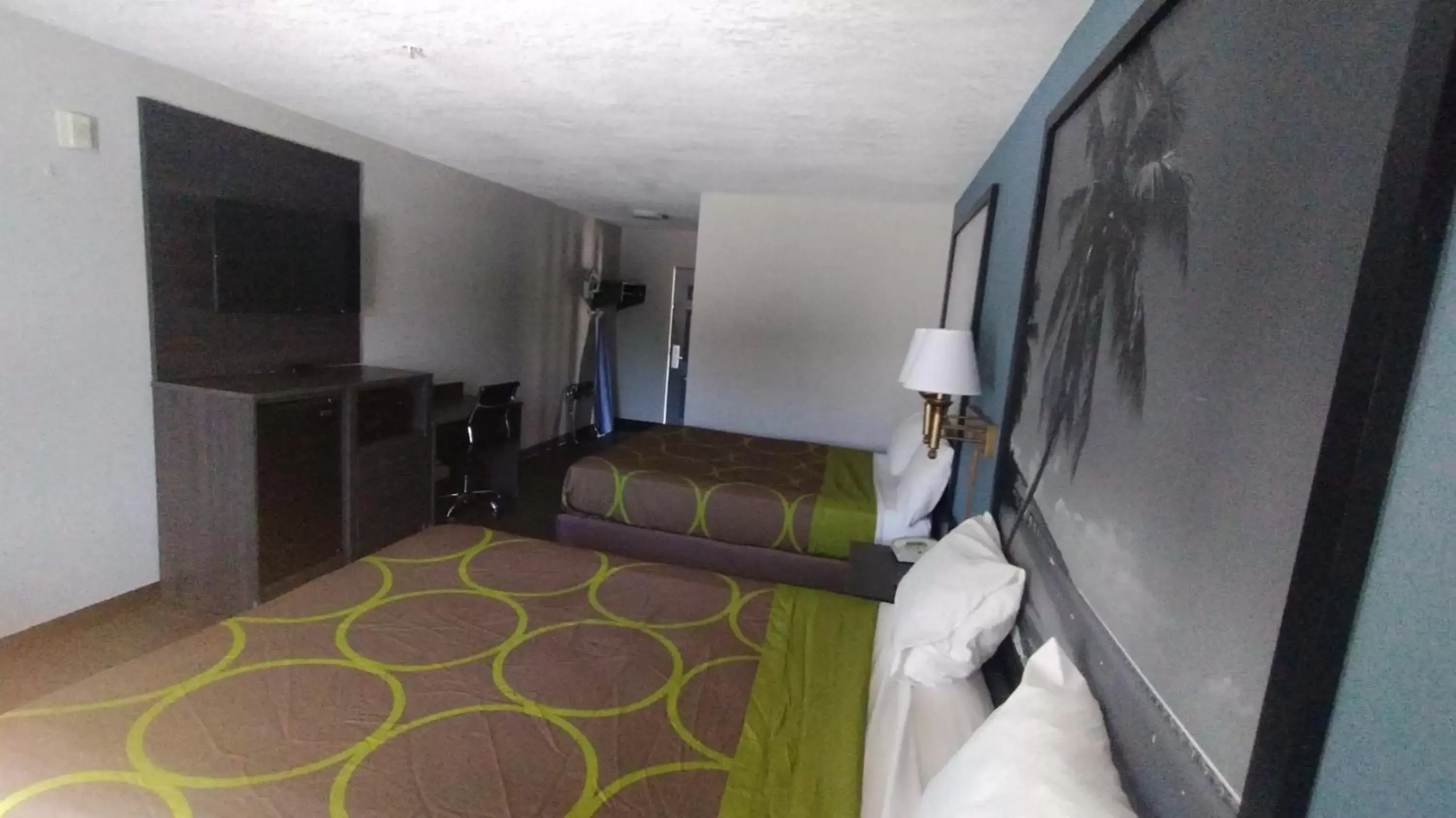 Bed in Super 8 by Wyndham Dania/Fort Lauderdale Arpt