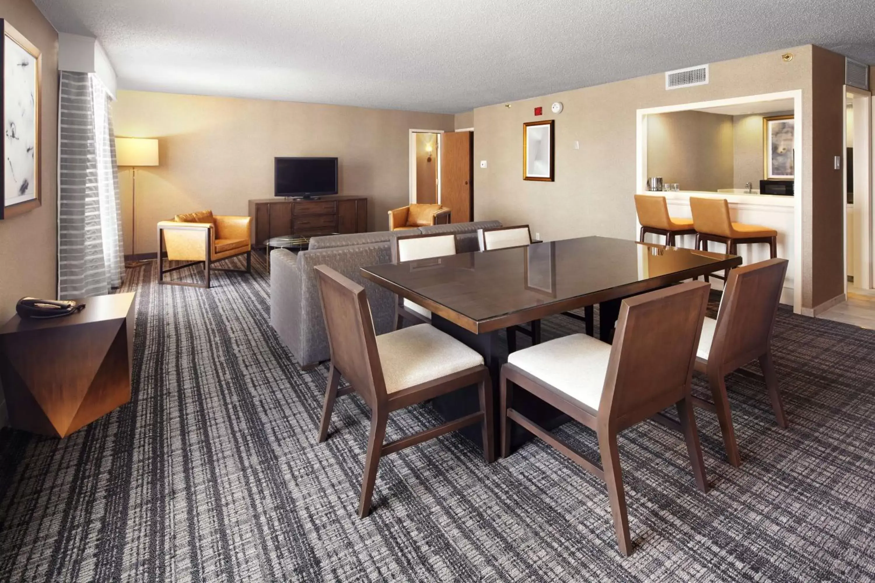 Living room, Dining Area in DoubleTree by Hilton Dallas Near the Galleria