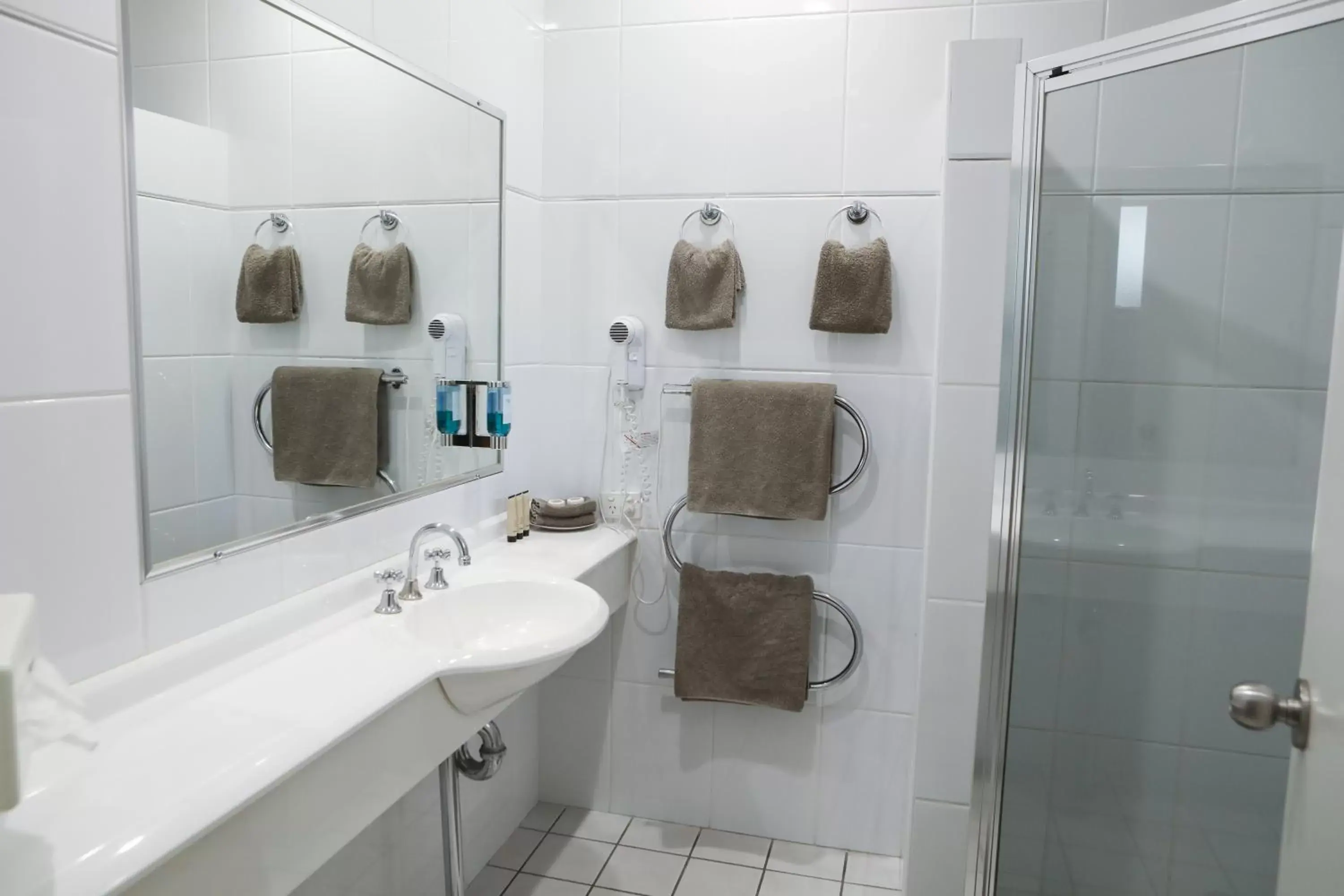 Shower, Bathroom in Akuna Motor Inn and Apartments