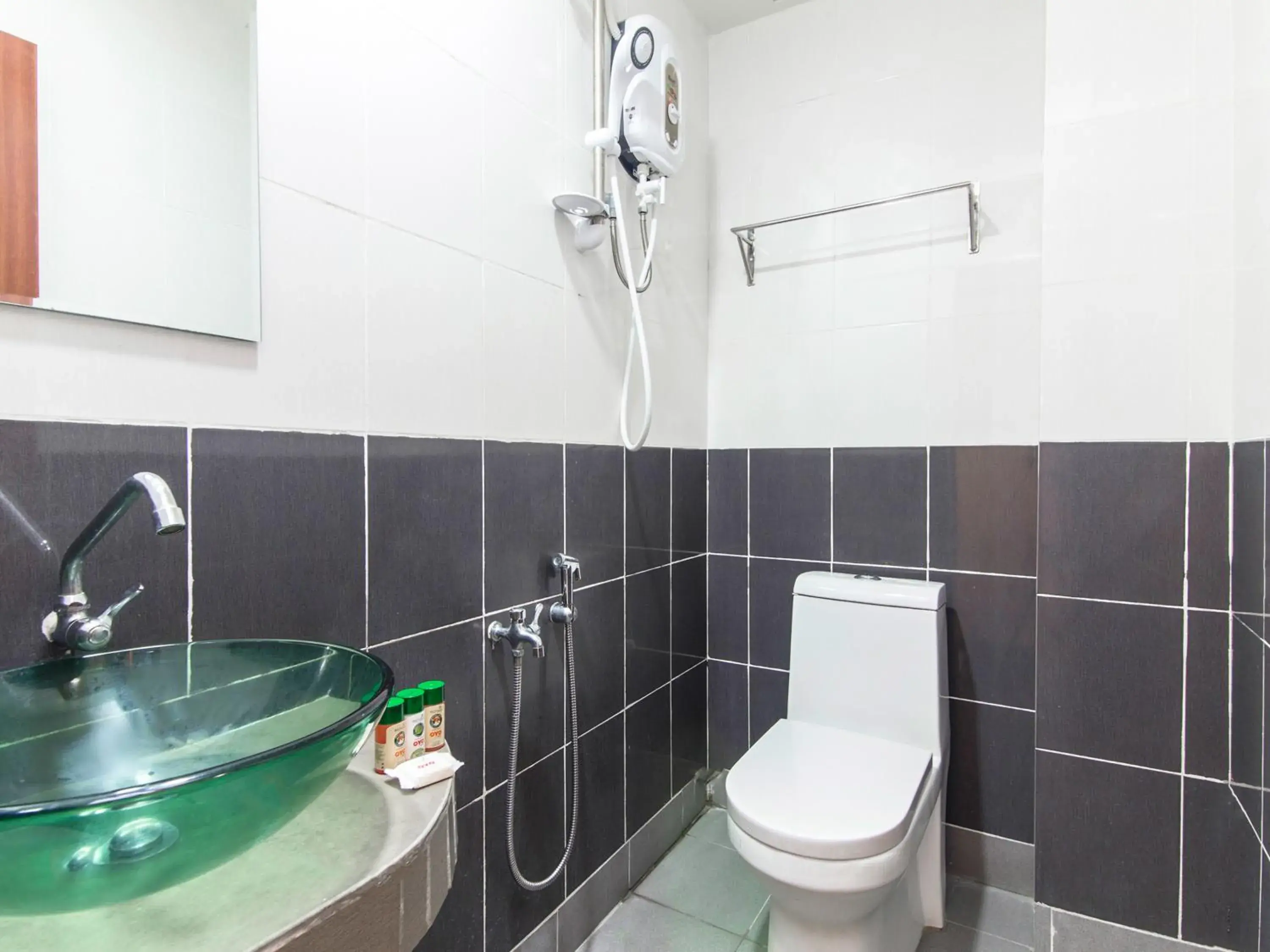 Bathroom in Super OYO 258 Hotel SMC Alam Avenue