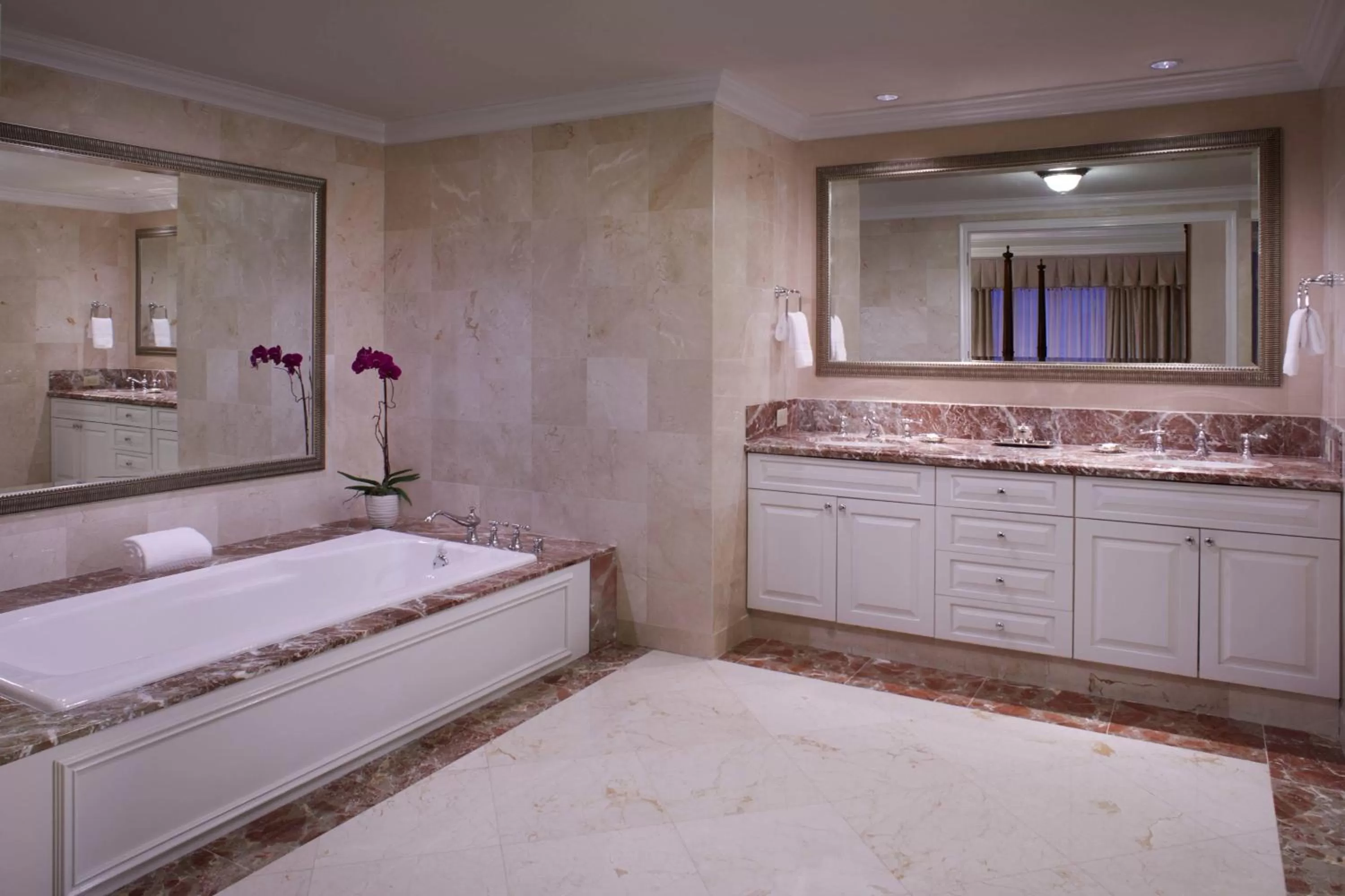 Bathroom, Bed in The Ritz-Carlton Coconut Grove, Miami