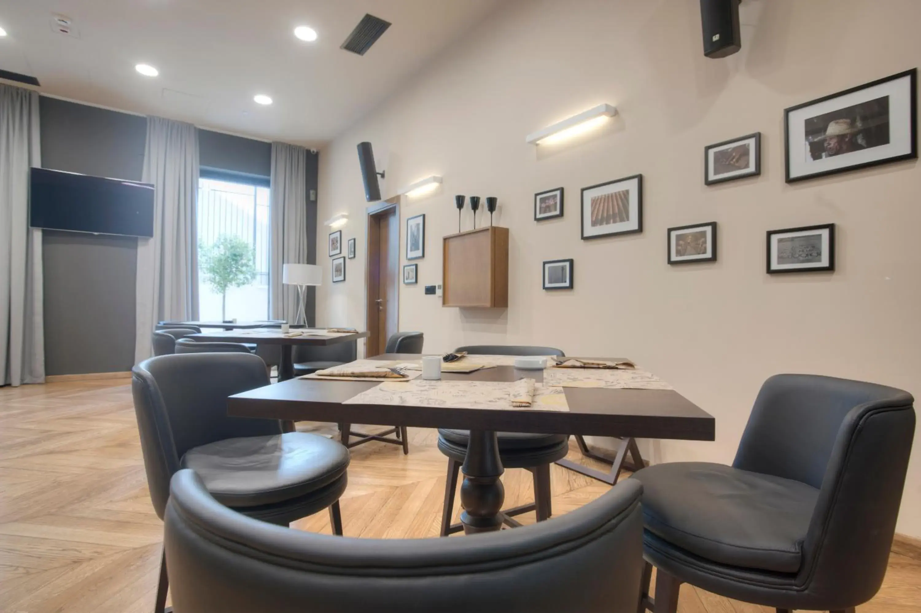 Restaurant/places to eat in Hotel Moskva Restaurant/places to eat in Hotel Moskva