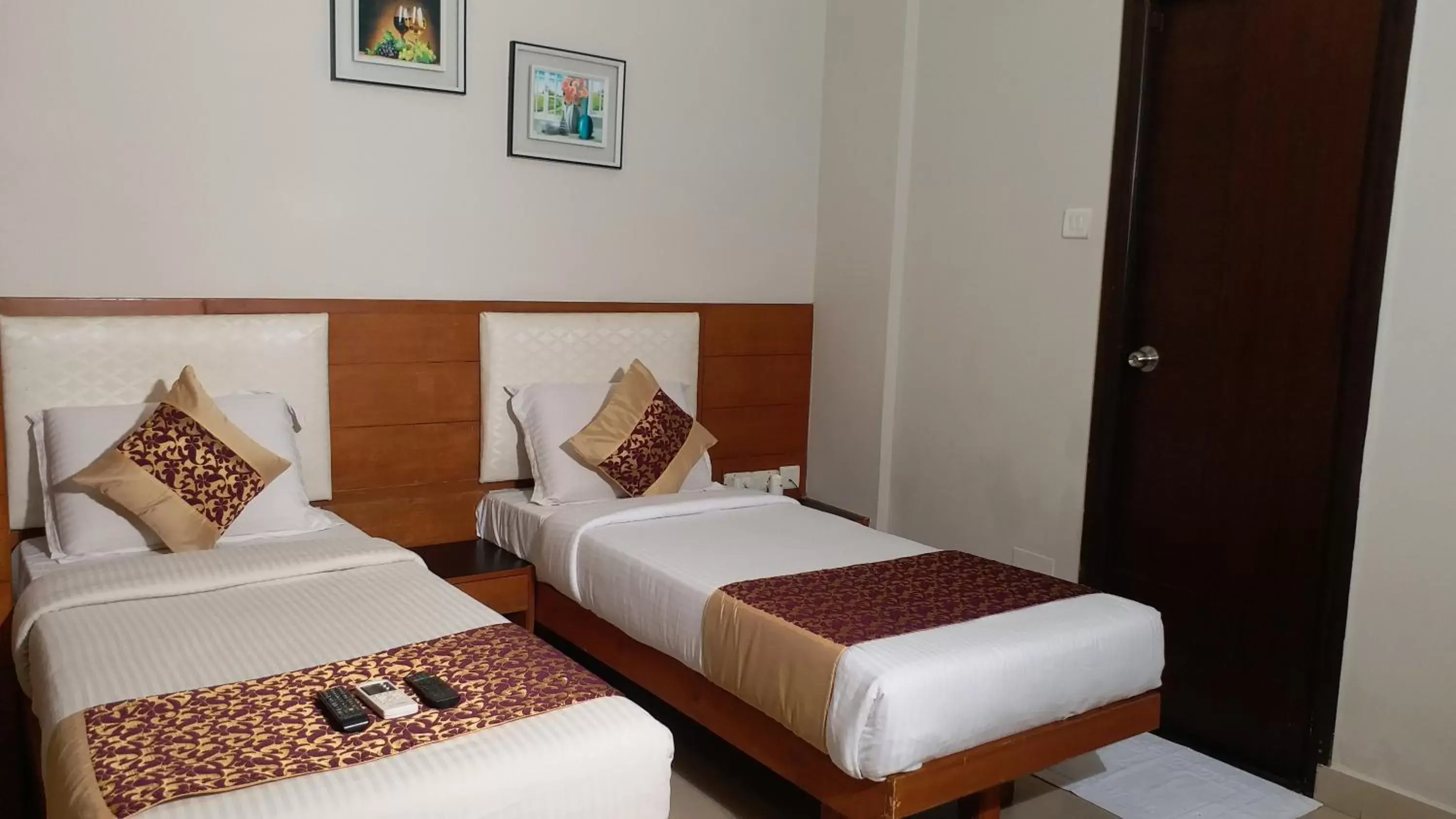 Bed in Zaith Residency Near US Consulate & Apollo hospitals