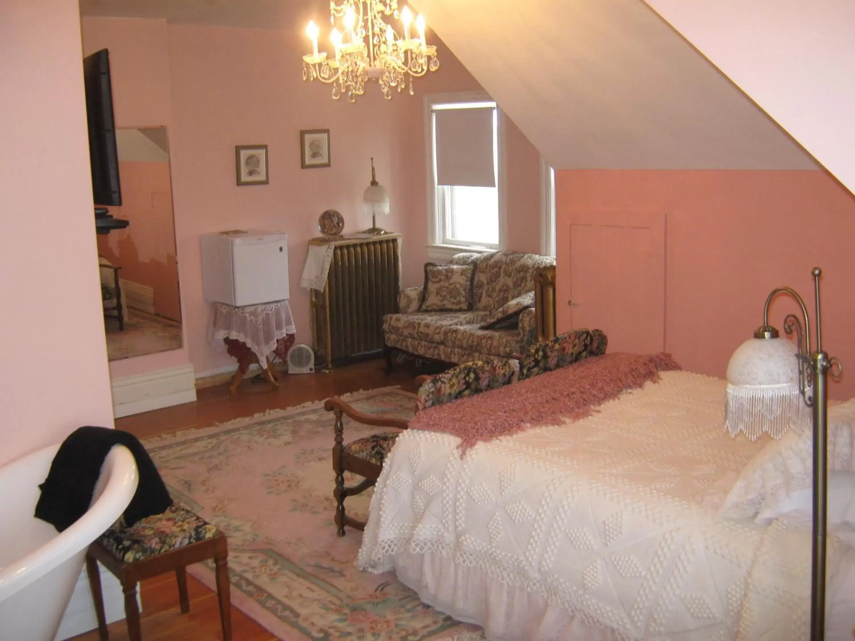 Photo of the whole room, Seating Area in Wakamow Heights Bed and Breakfast