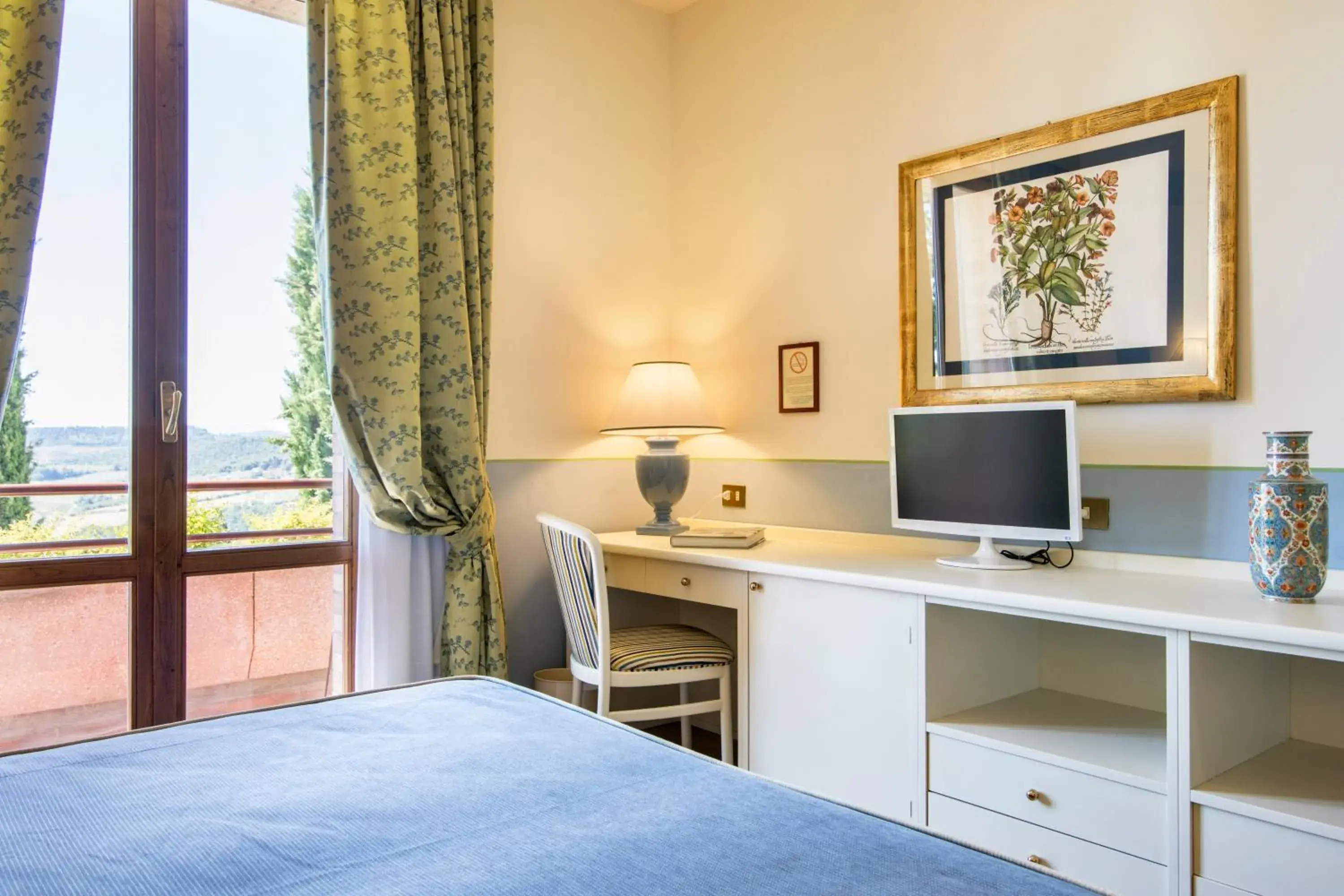 TV and multimedia, Bed in Relais Santa Chiara Hotel