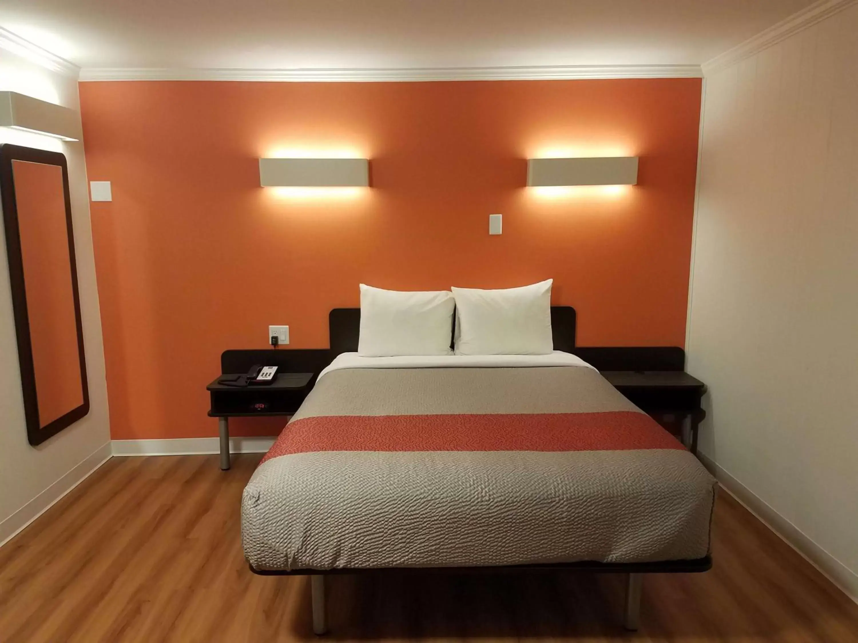 Photo of the whole room, Bed in Motel 6-Cranbrook, BC
