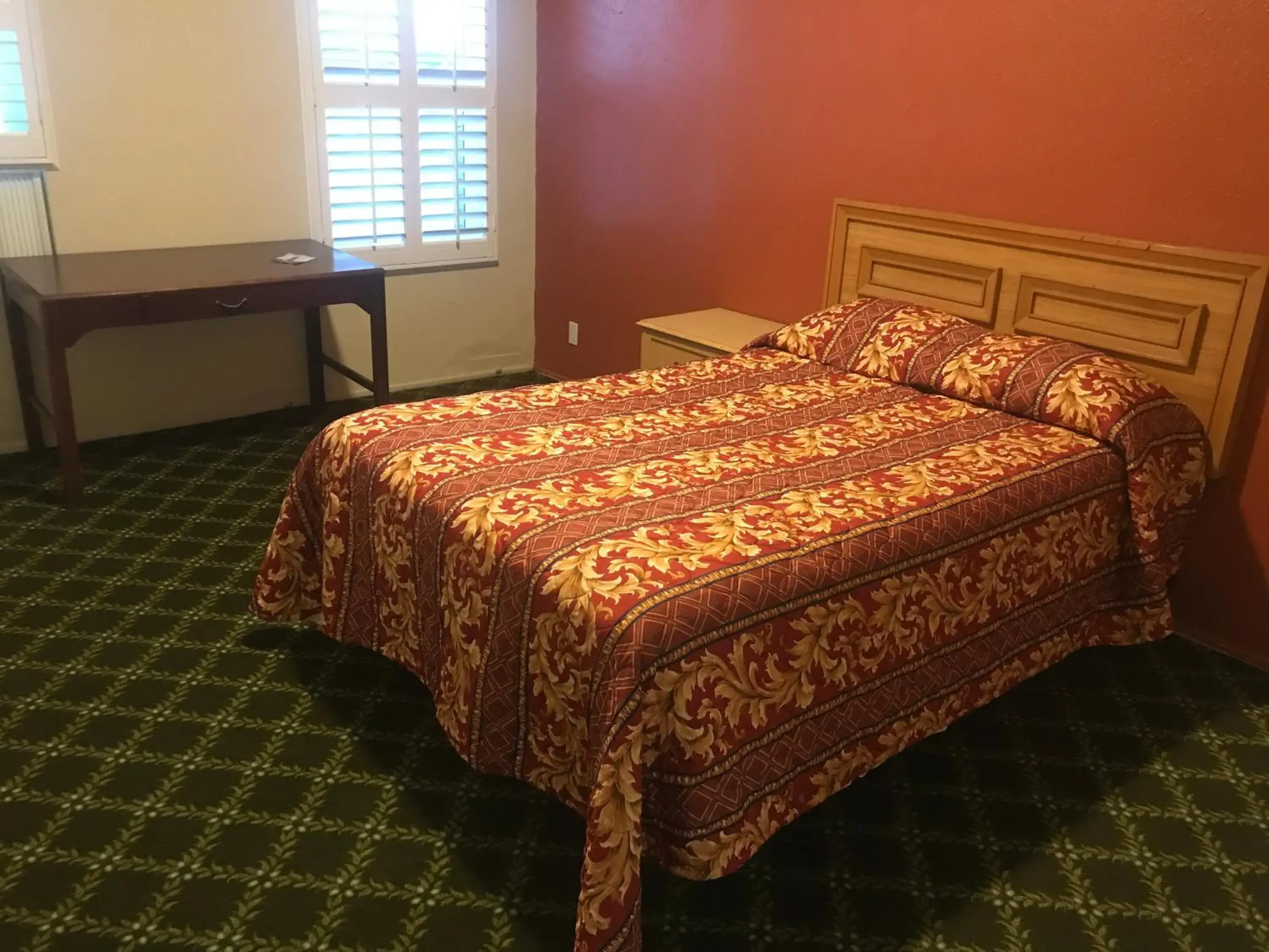 Bed in Hotel West Inn, Hollywood - LA