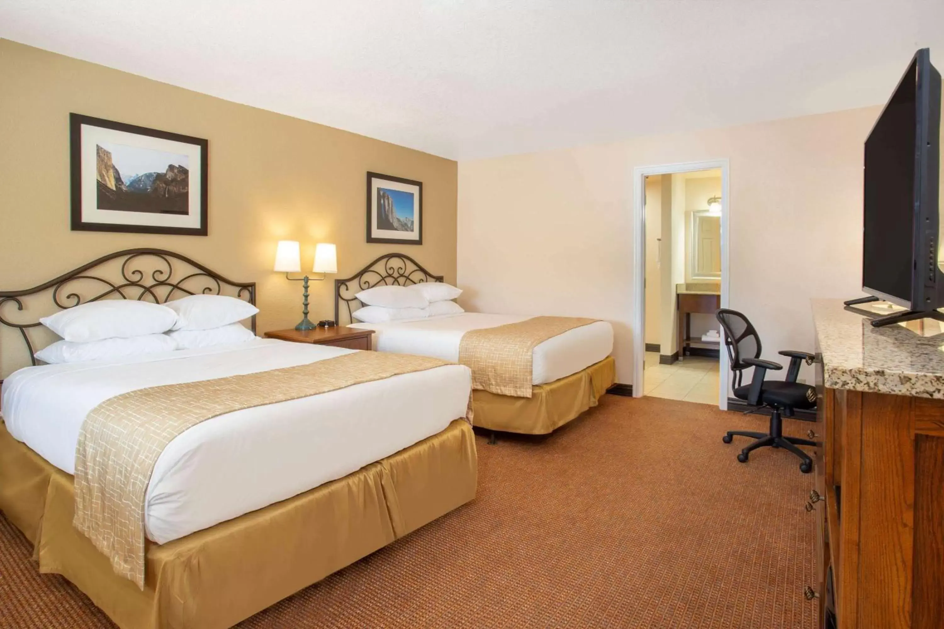 Photo of the whole room, Bed in Travelodge by Wyndham Hawthorne