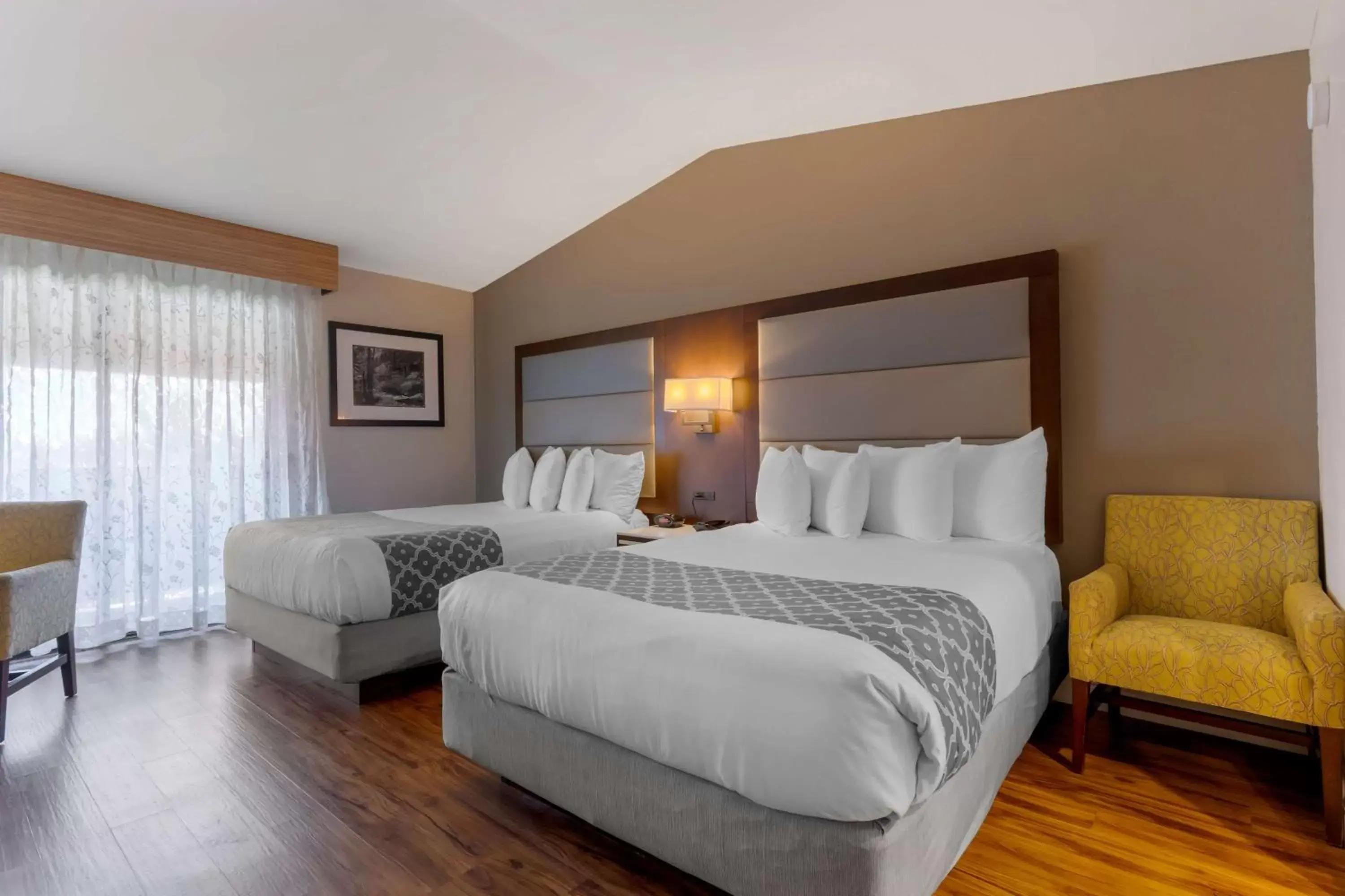 Queen Room with Two Queen Beds and Fireplace in Best Western Plus Forest Park Inn