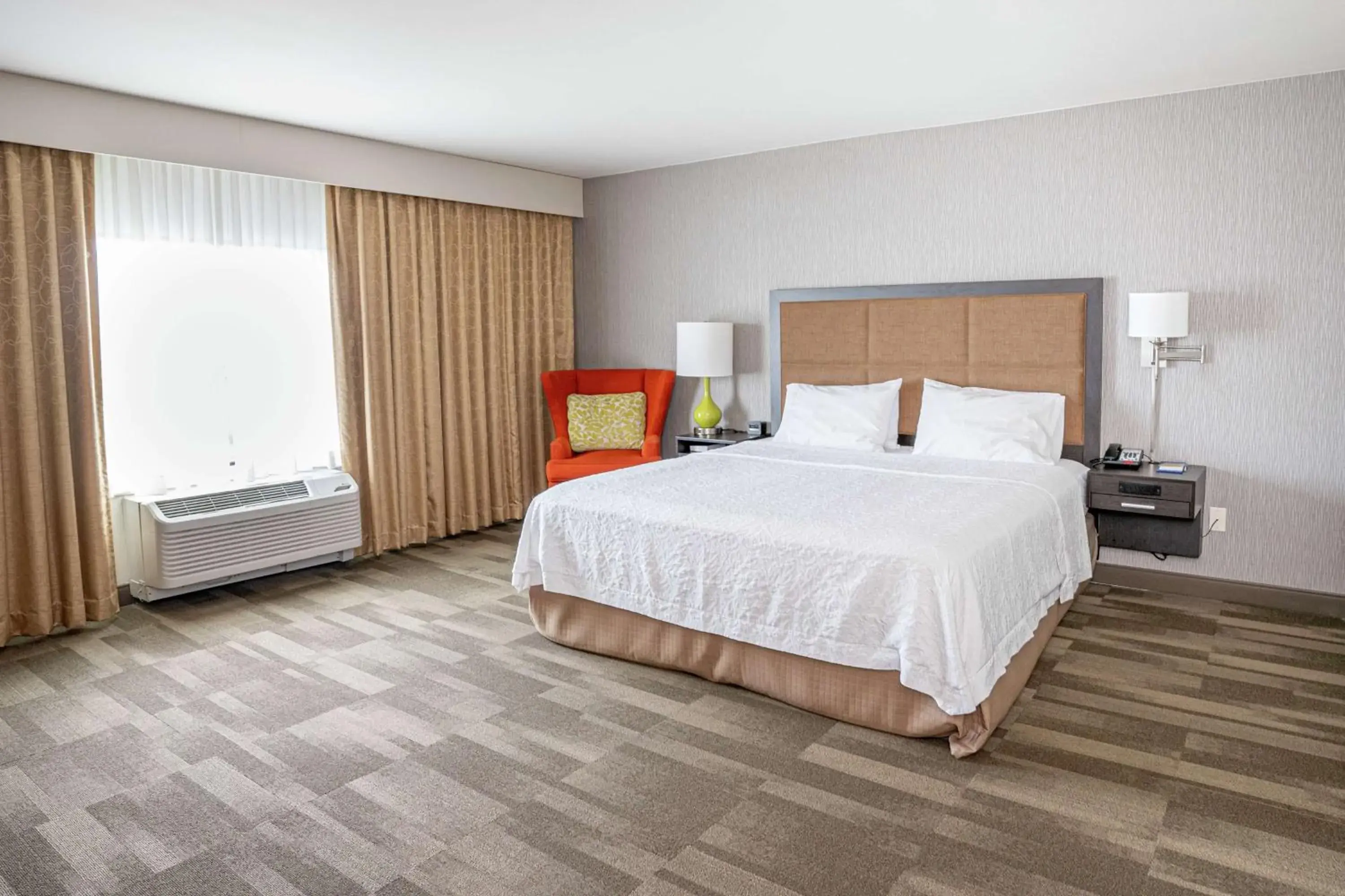 Bed in Hampton Inn and Suites Georgetown/Austin North, TX