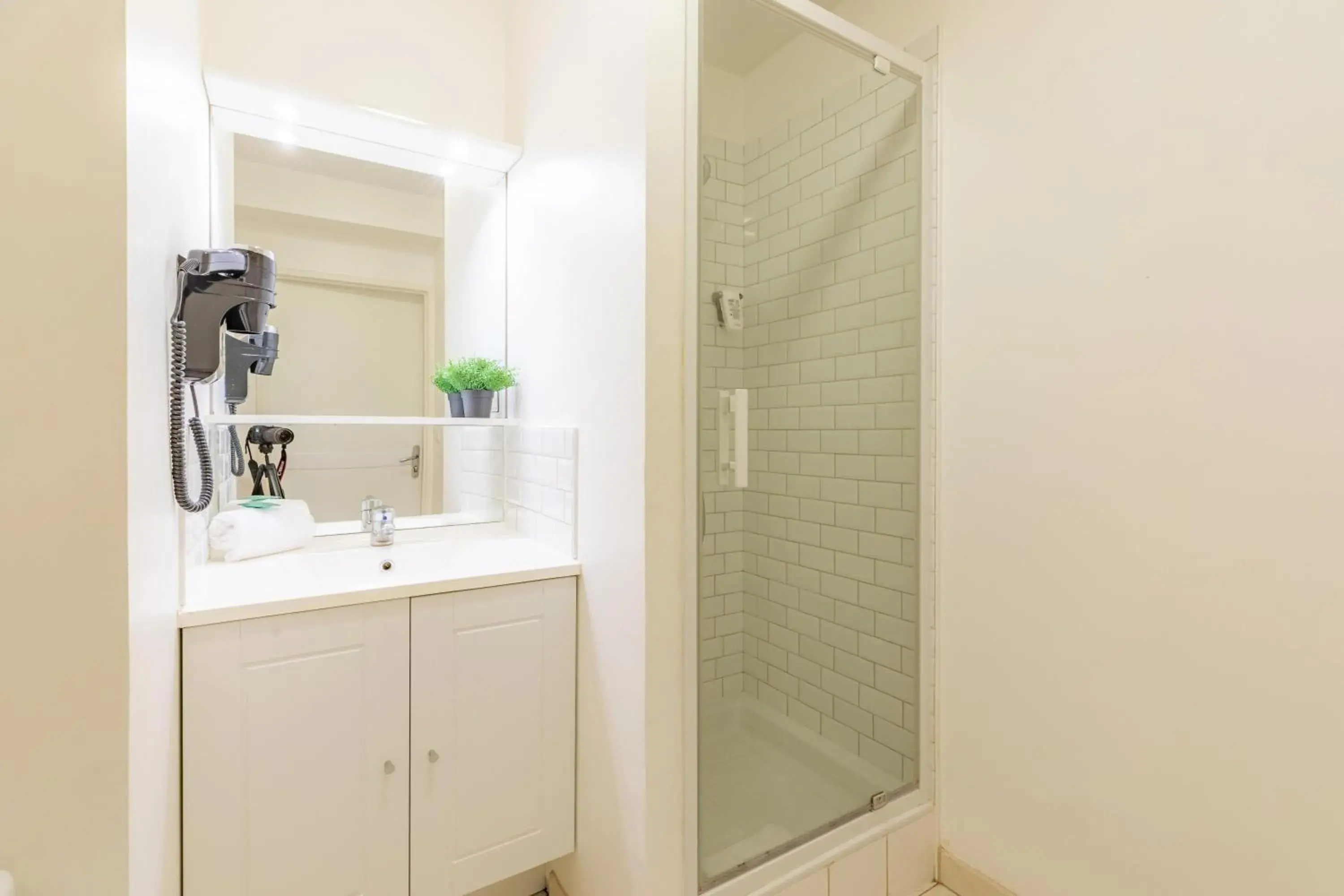 Shower, Bathroom in Park & Suites Elegance Nantes-Carre Bouffay