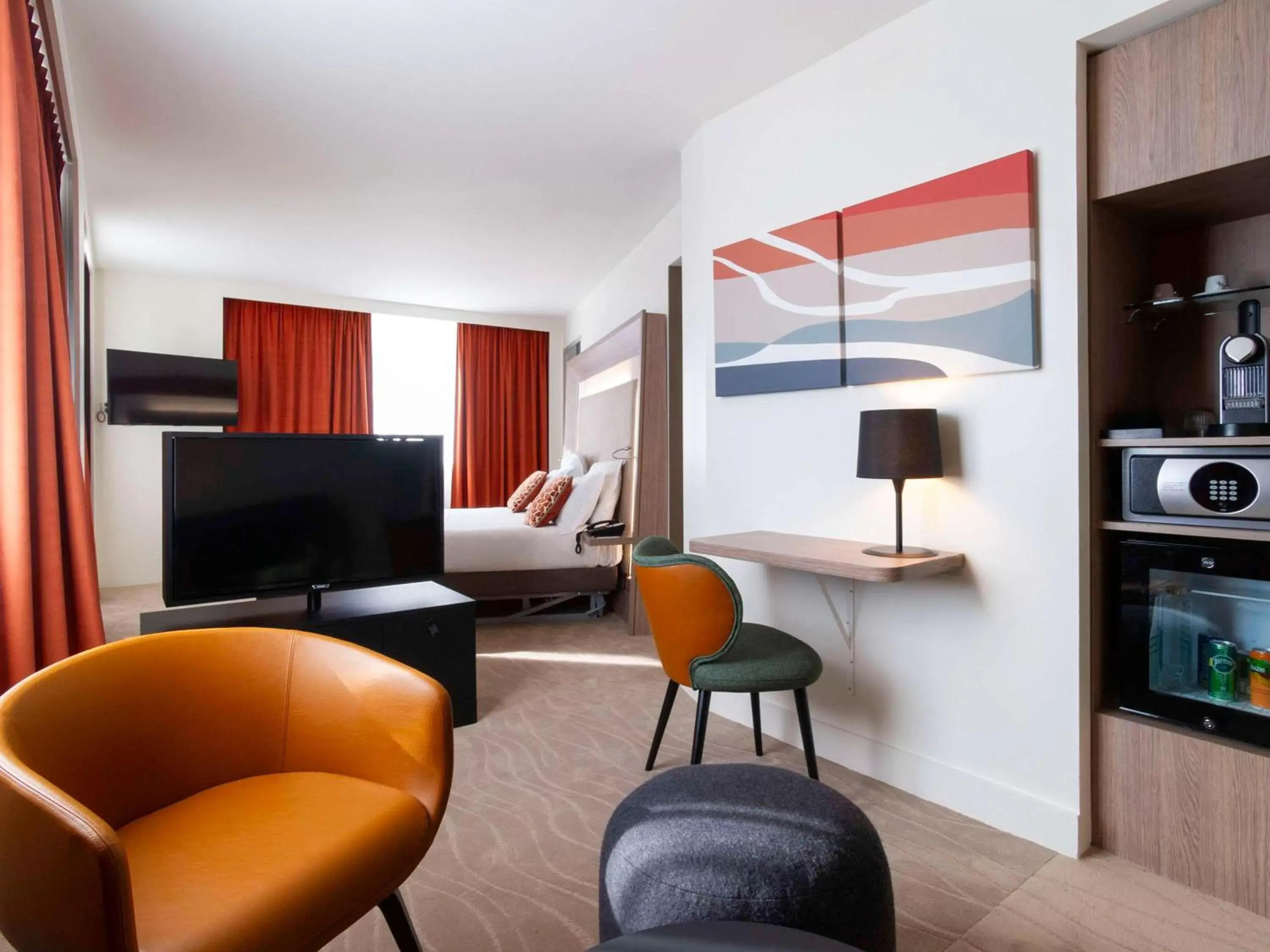 Bedroom, TV/Entertainment Center in Novotel Lyon Confluence