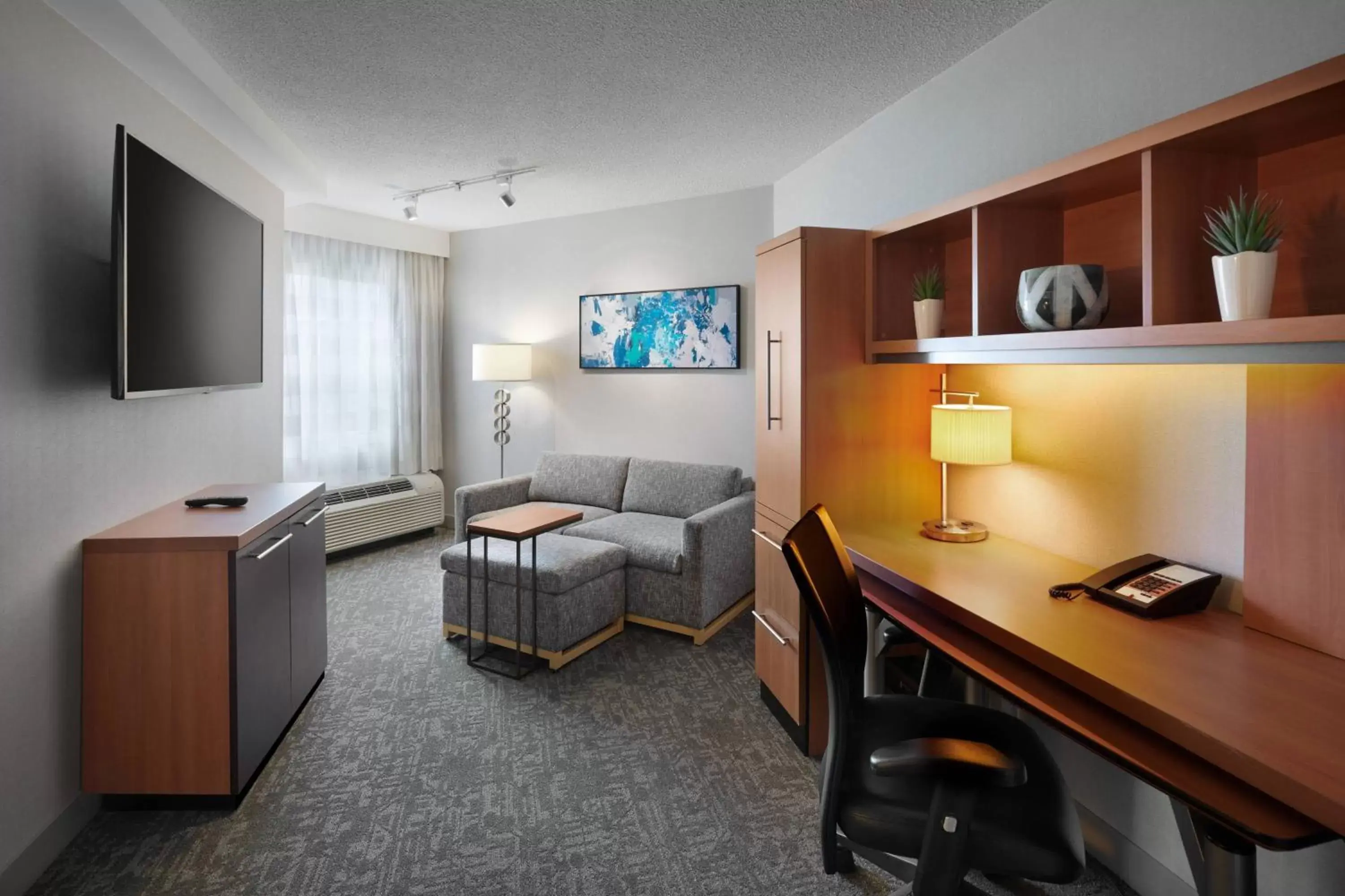 Living room, TV/Entertainment Center in TownePlace Suites by Marriott Mississauga-Airport Corporate Centre