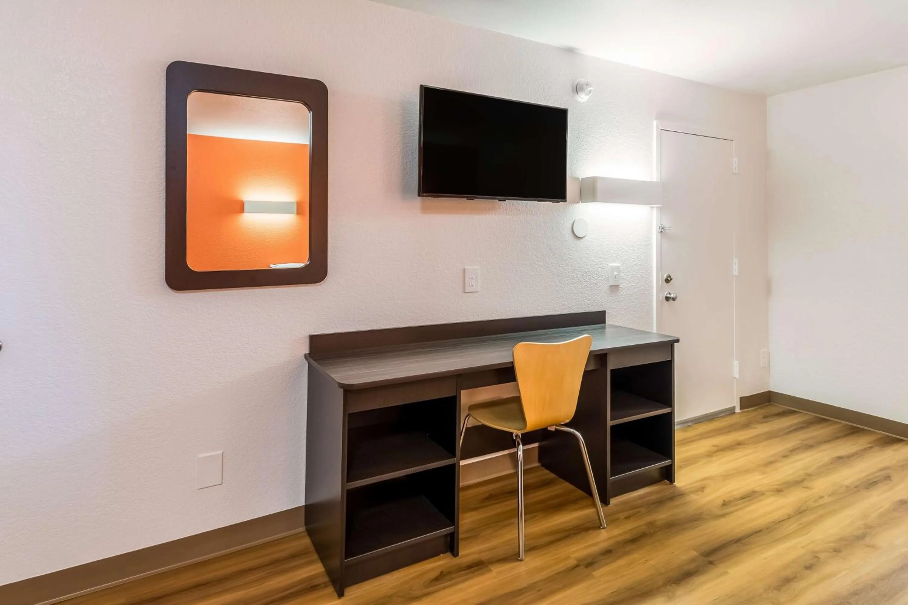 Photo of the whole room in Motel 6-Arlington, TX - UTA