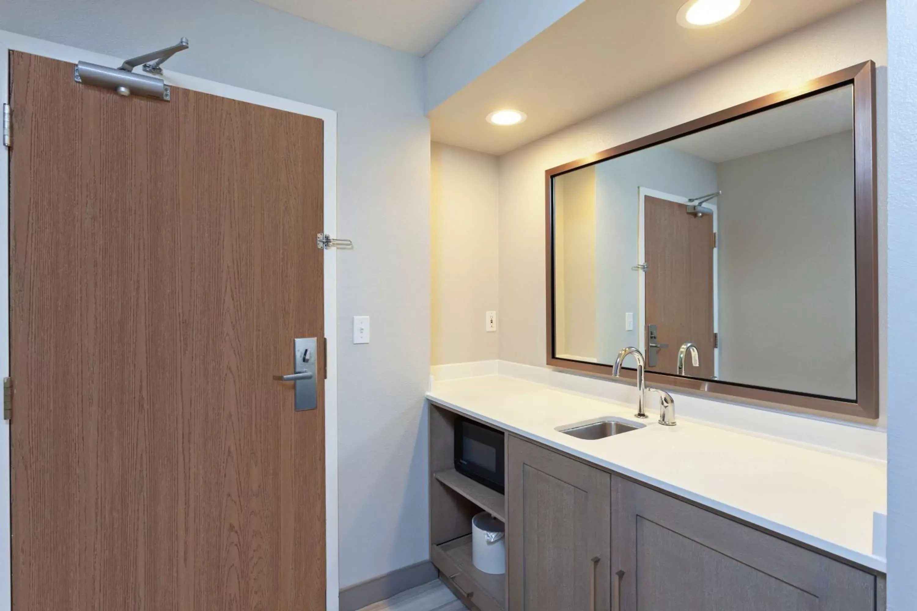 Kitchen or kitchenette, Bathroom in Hampton Inn & Suites Hermosa Beach