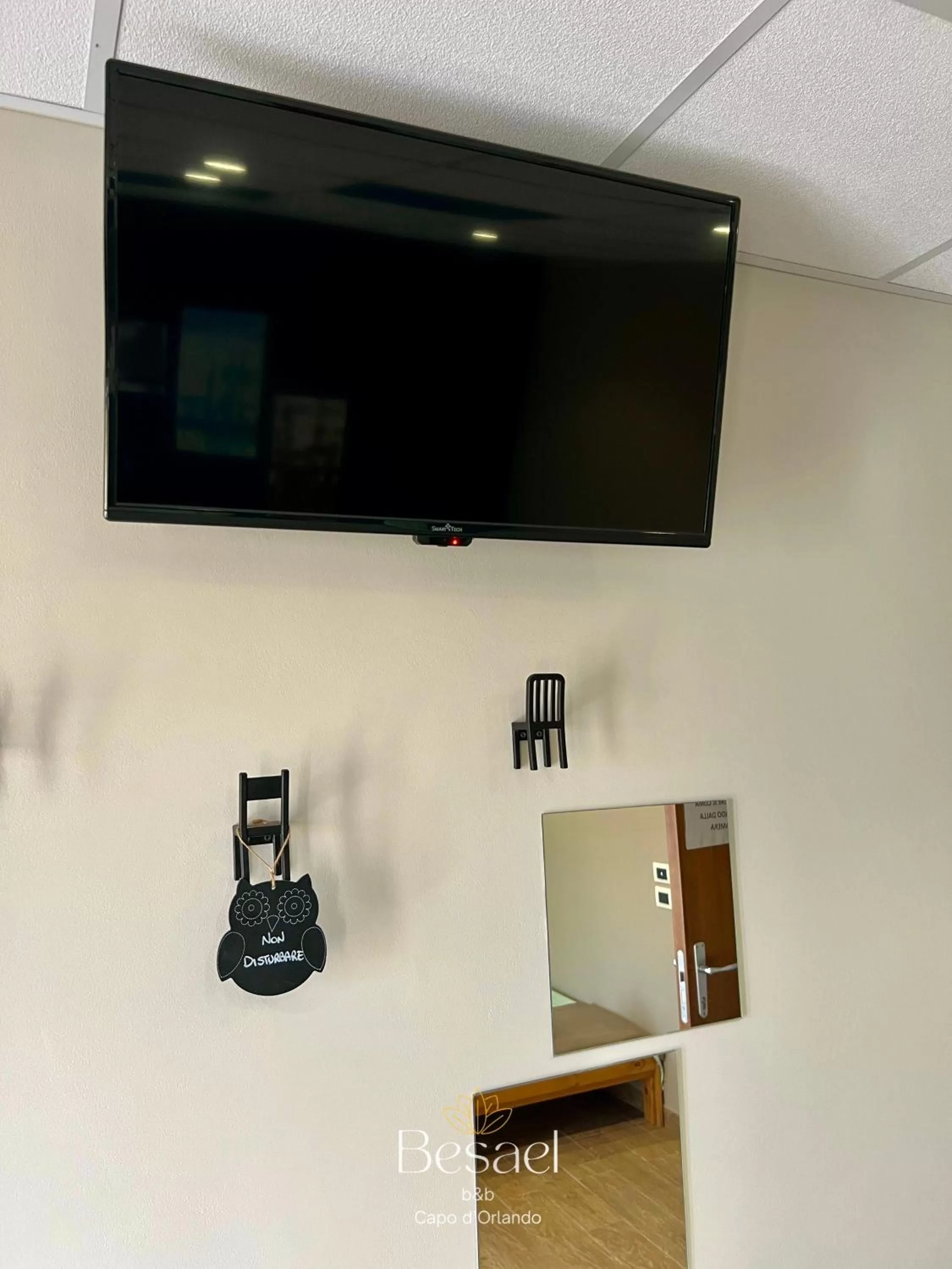 TV/Entertainment Center in Besael b&b Capo d'Orlando