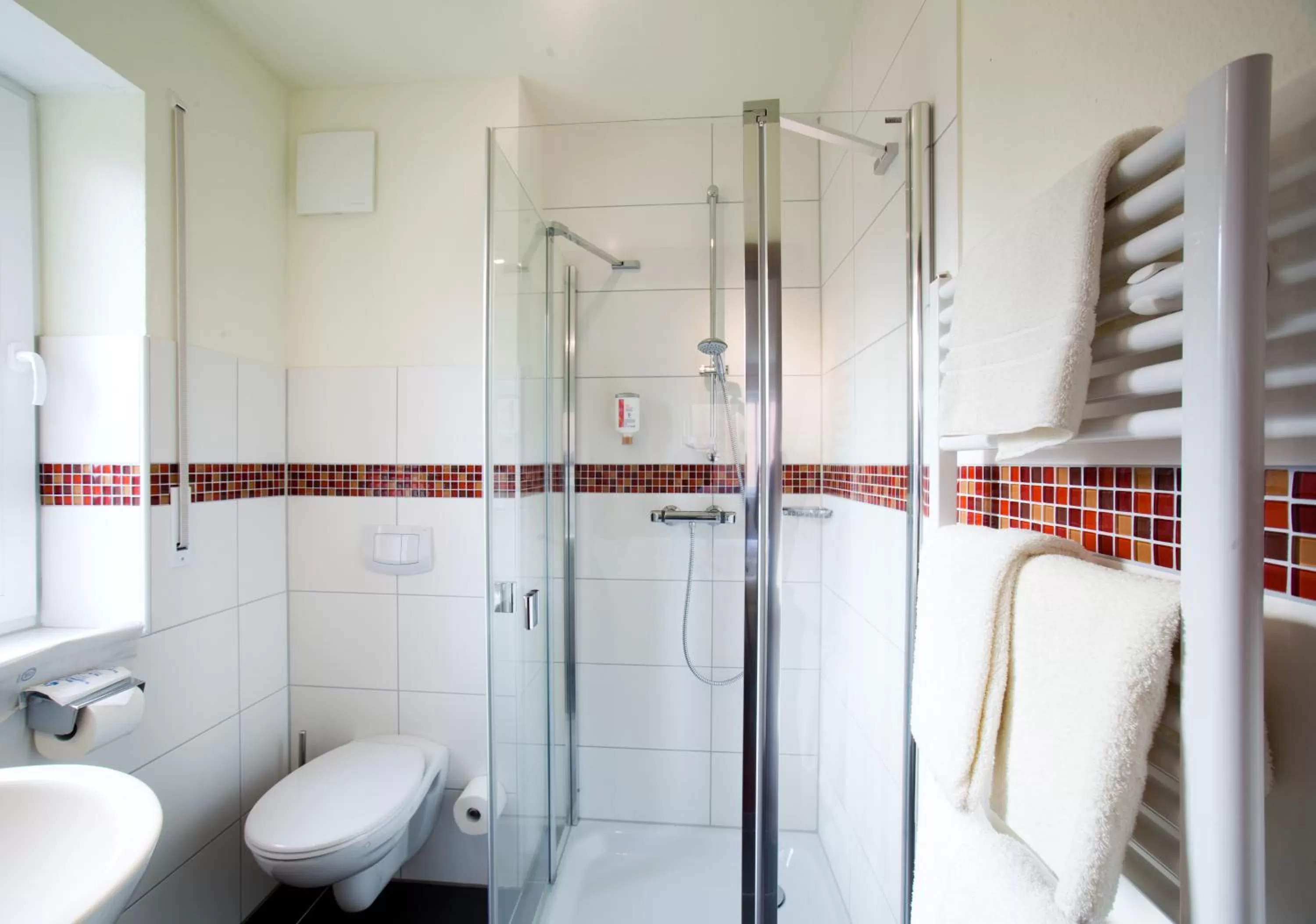 Bathroom in Hotel Im Schützenhof, Jever