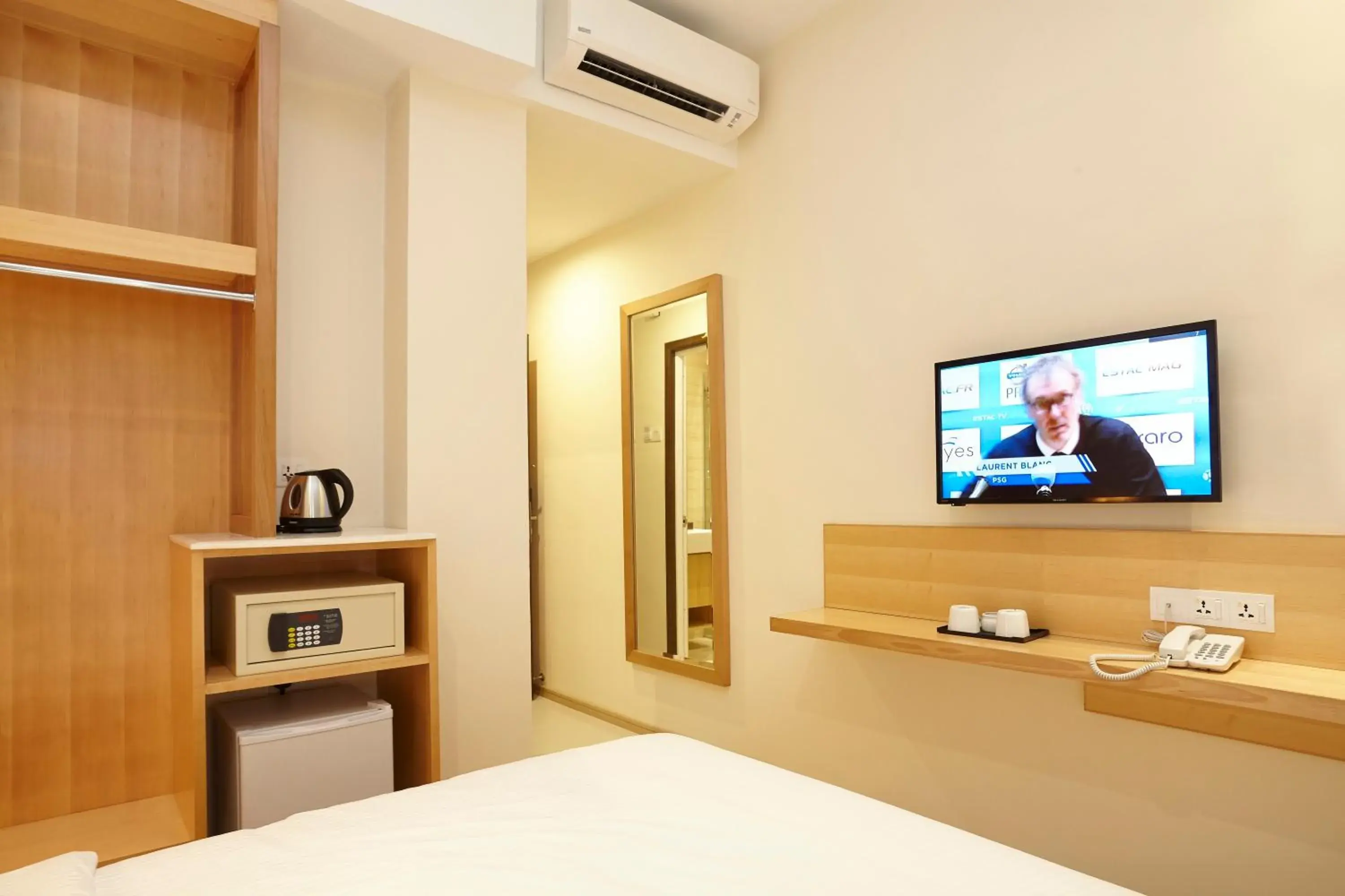 Bedroom, TV/Entertainment Center in Hotel Six Seasons @ Mid Valley