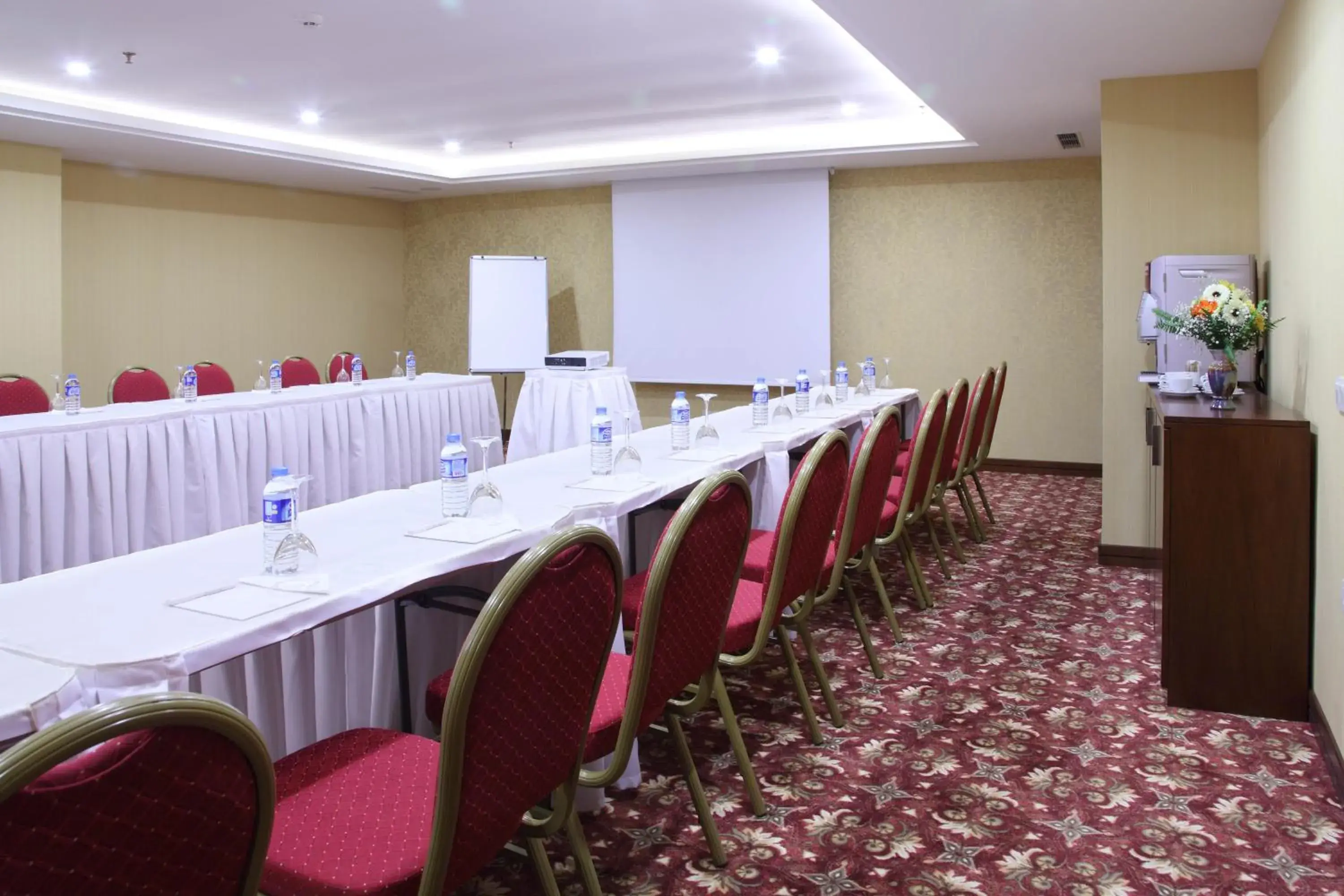 Business facilities in Hotel Senbayrak City