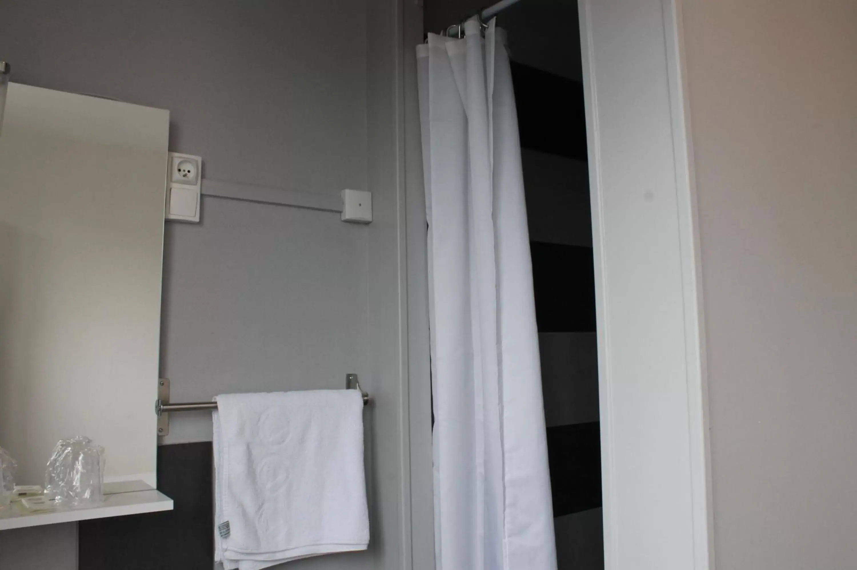 Shower, Bed in Hôtel De Normandie