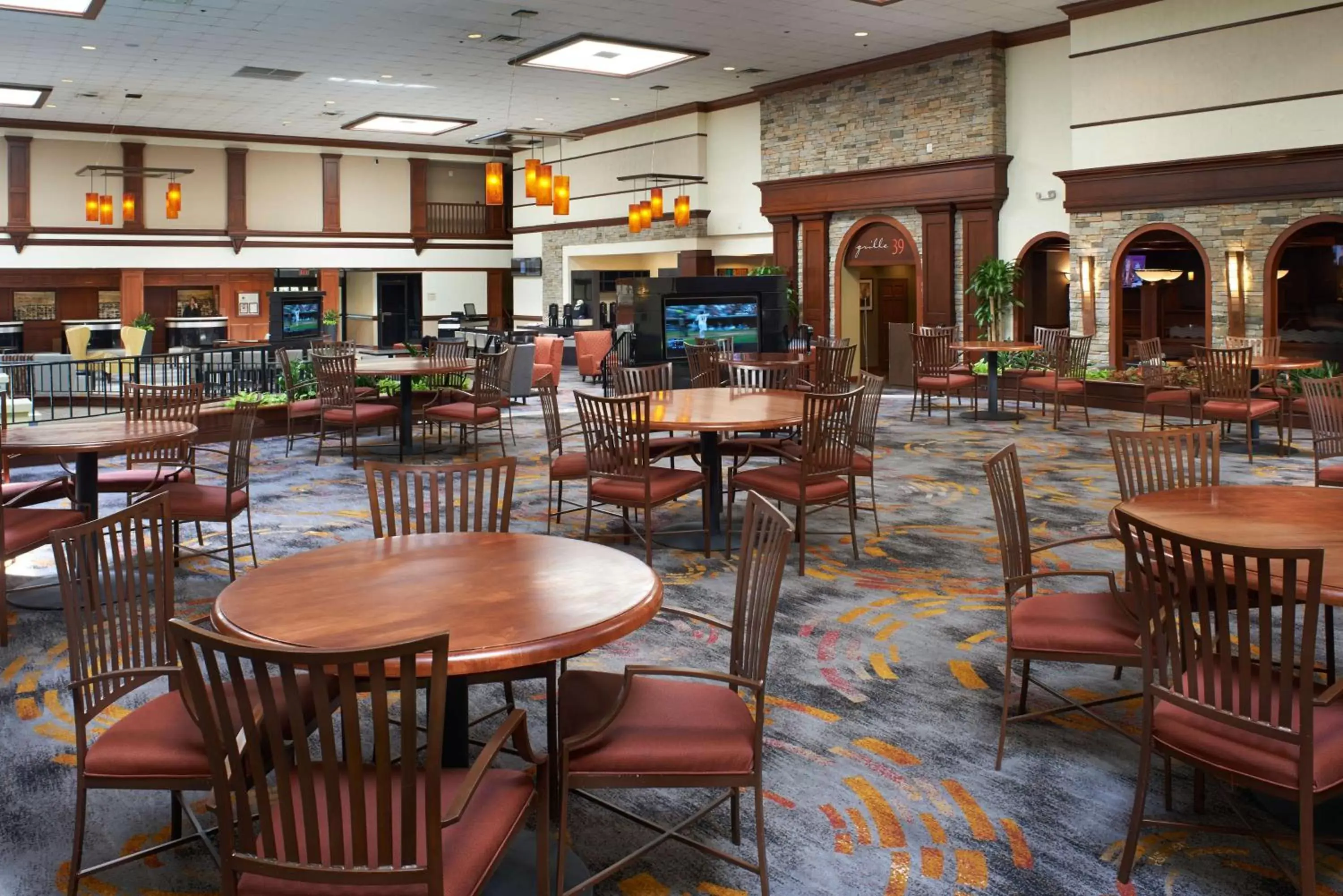 Lobby or reception, Restaurant/Places to Eat in DoubleTree by Hilton Dearborn