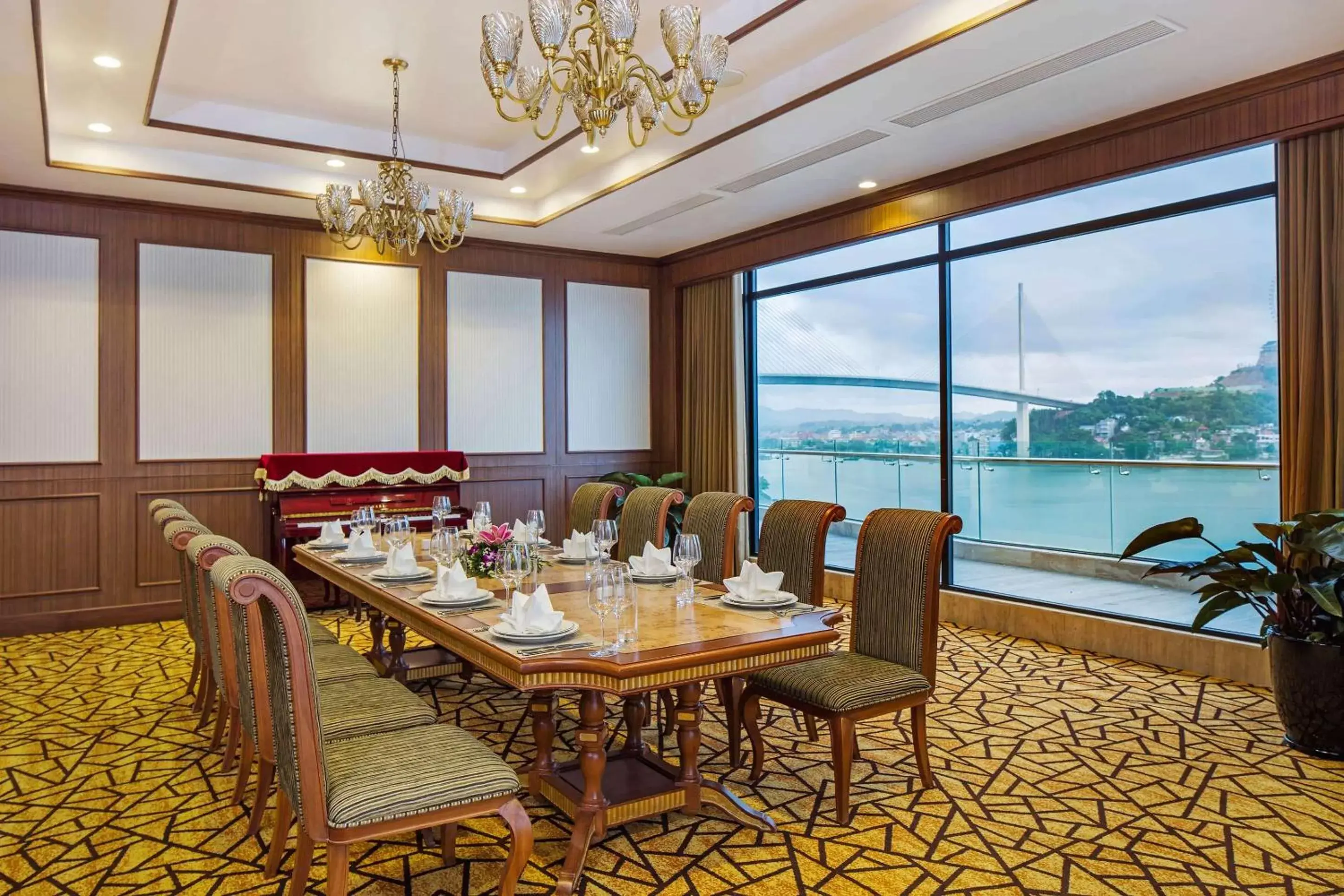 Restaurant/places to eat in Wyndham Legend Halong