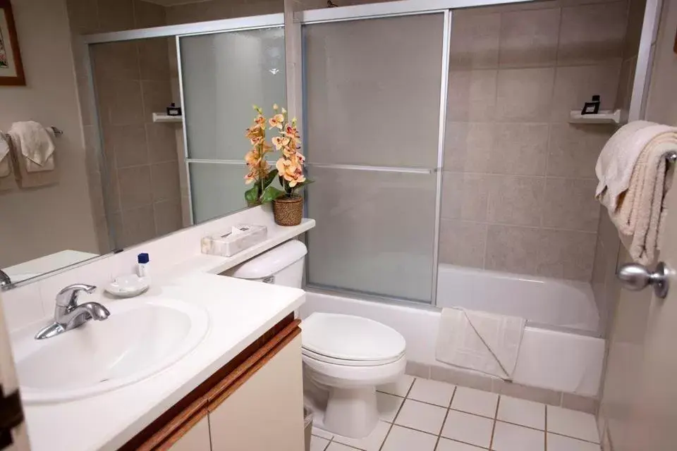 Bathroom in Maui Beach Vacation Club