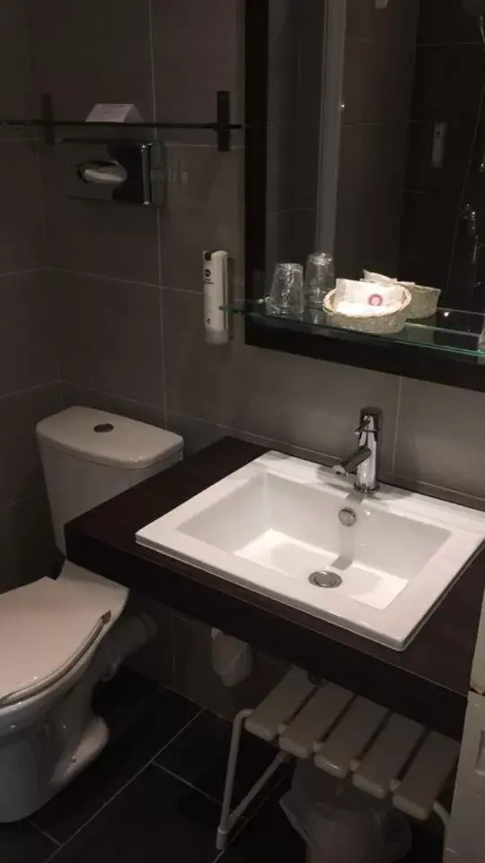 Bathroom in Best Western Hôtel De France