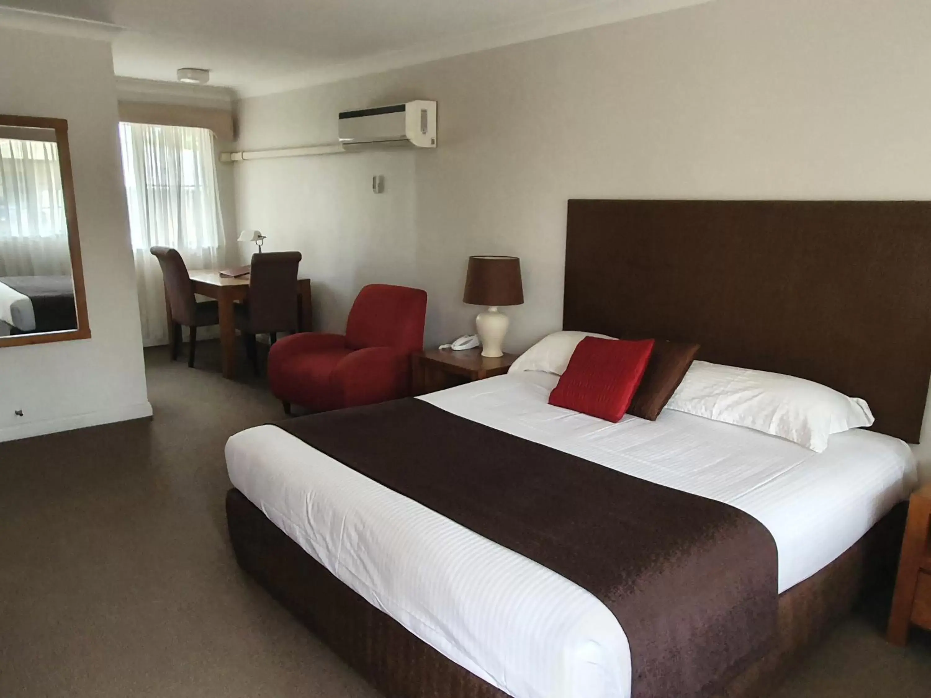 Deluxe King Room in McNevins Tamworth Motel