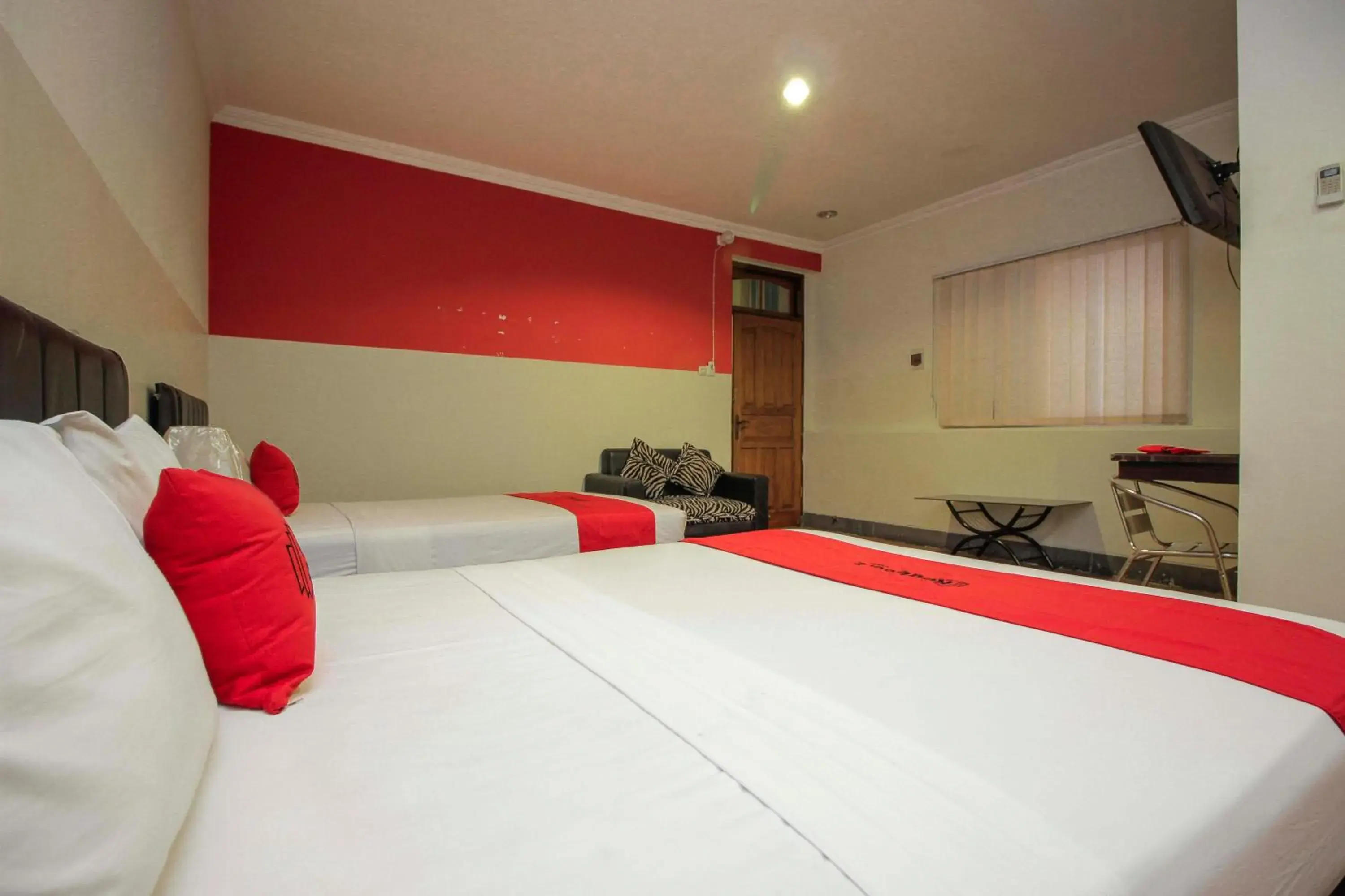 Bedroom, Bed in RedDoorz near Bethesda Manado