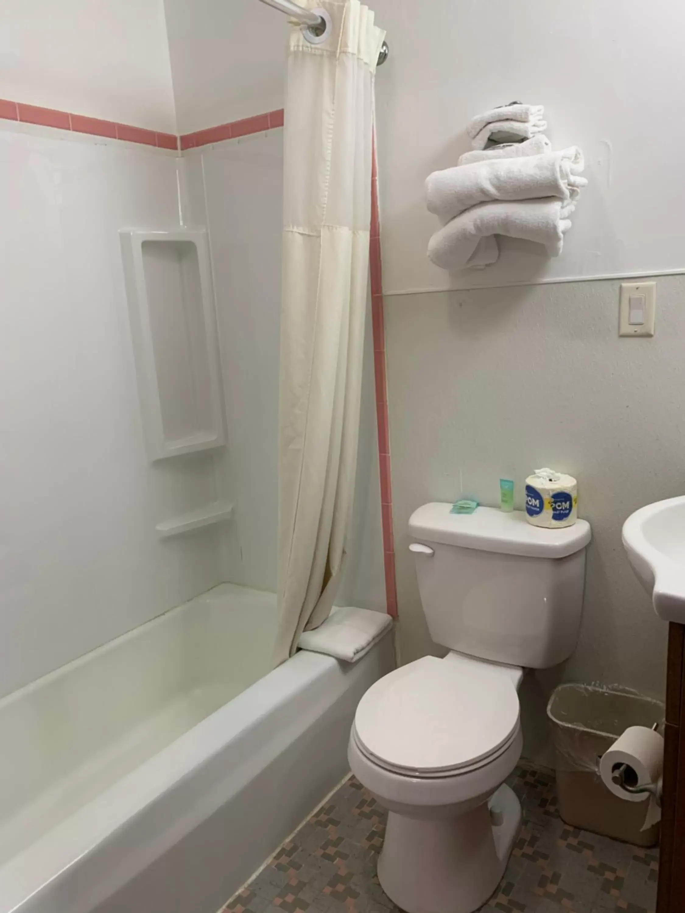 Bathroom in Budget Inn