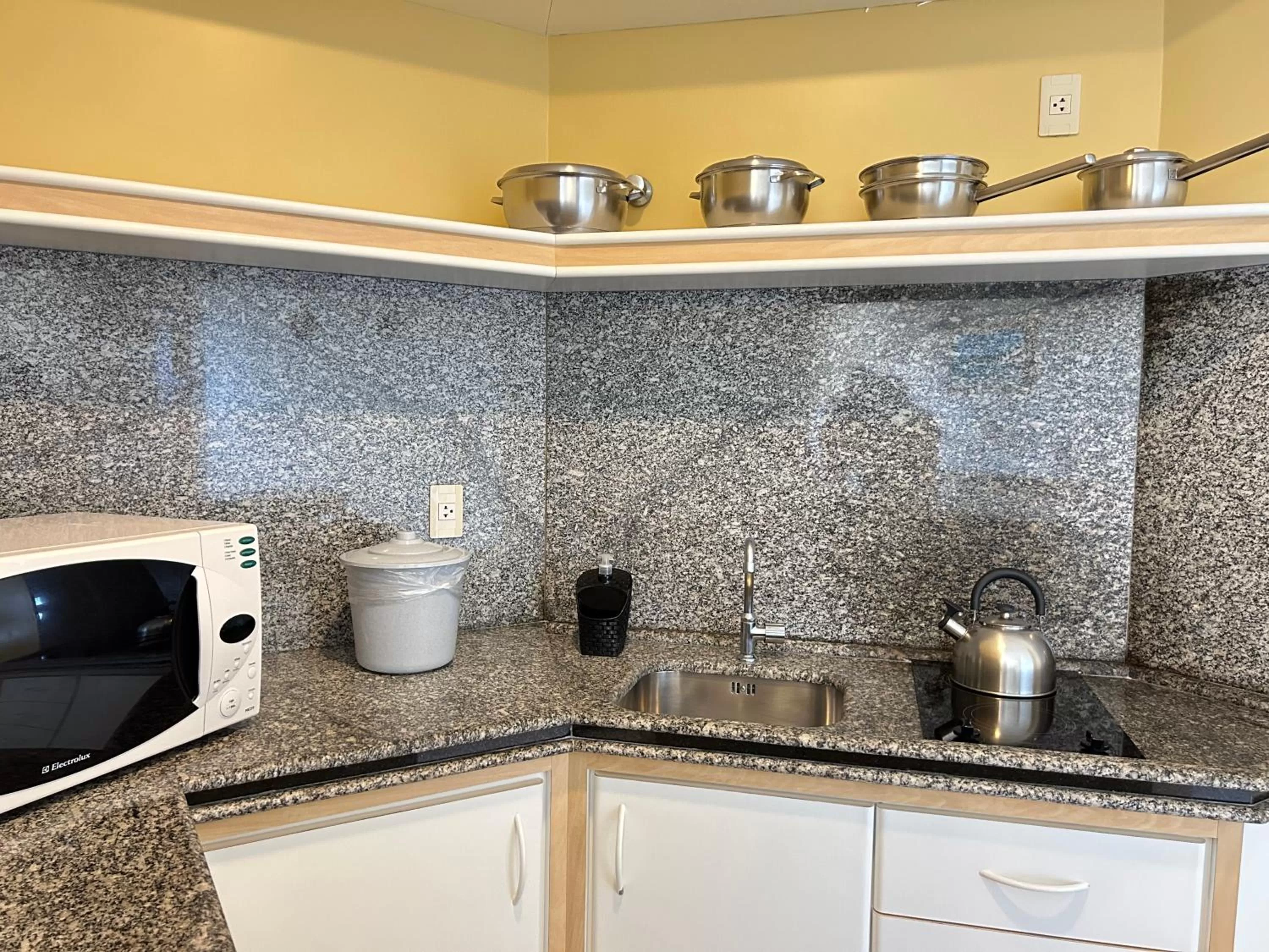 Coffee/tea facilities in Golfinhos Apart Hotel