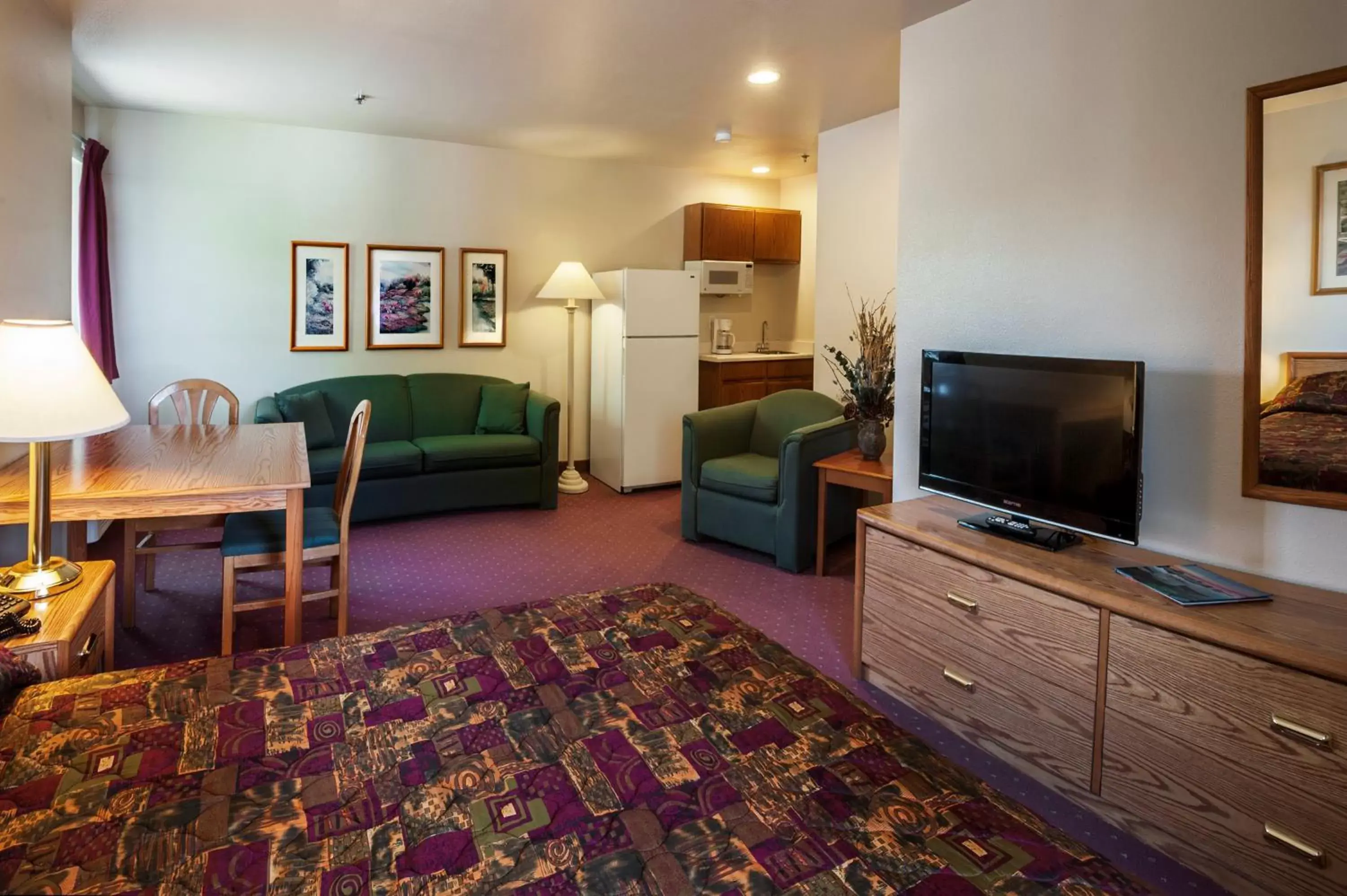 Bed, TV/Entertainment Center in Carson City Plaza Hotel