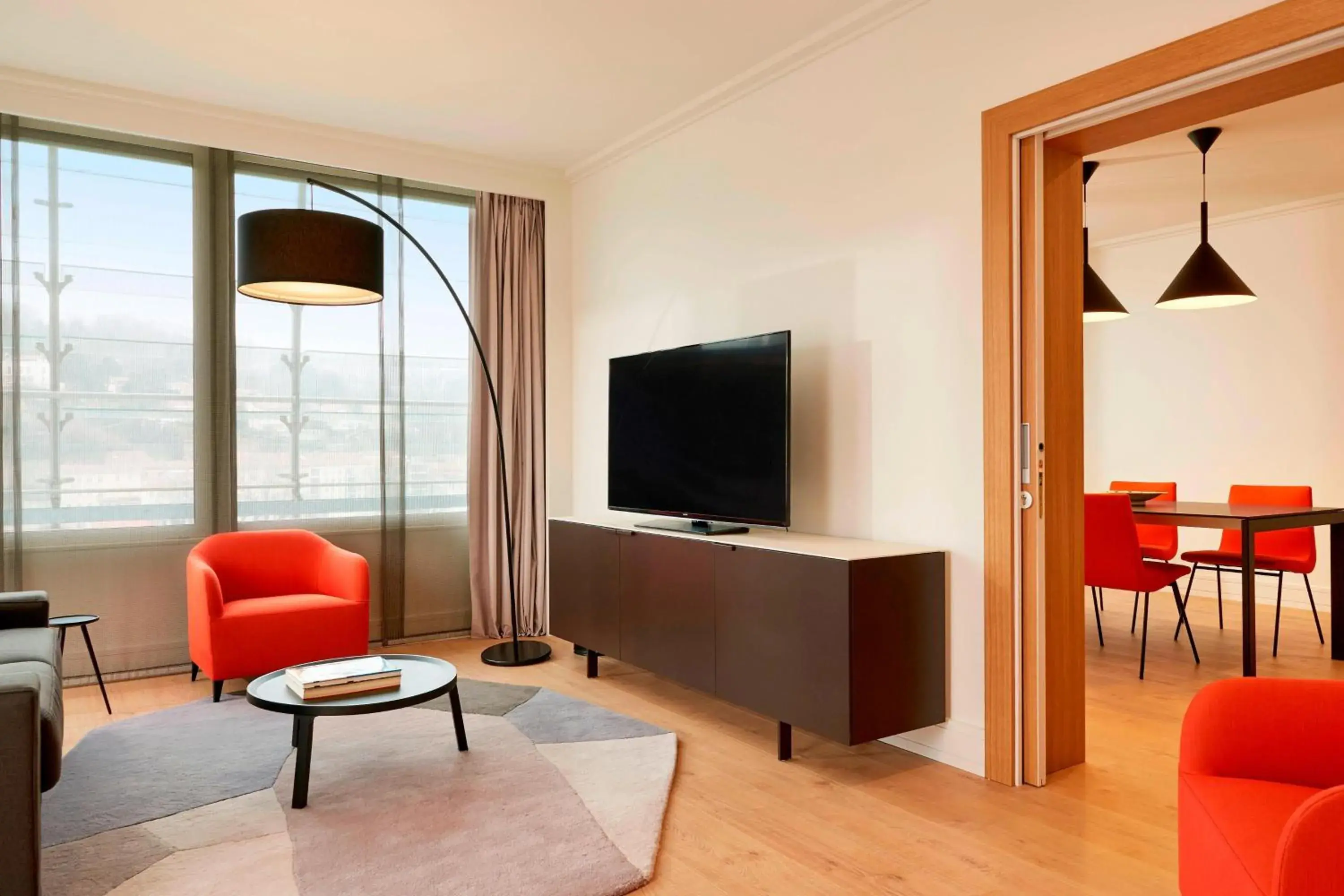 Living room, TV/Entertainment Center in Lyon Marriott Hotel Cité Internationale