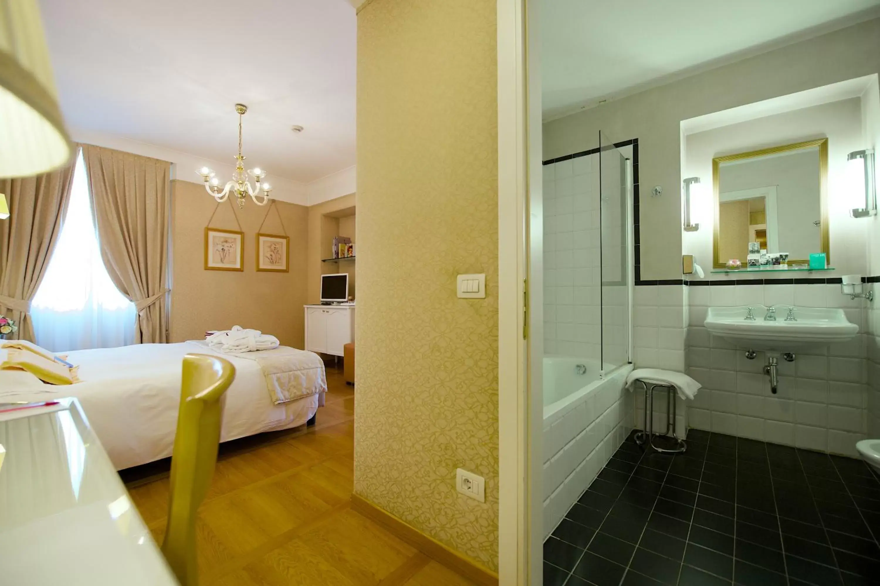 Bed, Bathroom in Hotel Mercure Milano Centro
