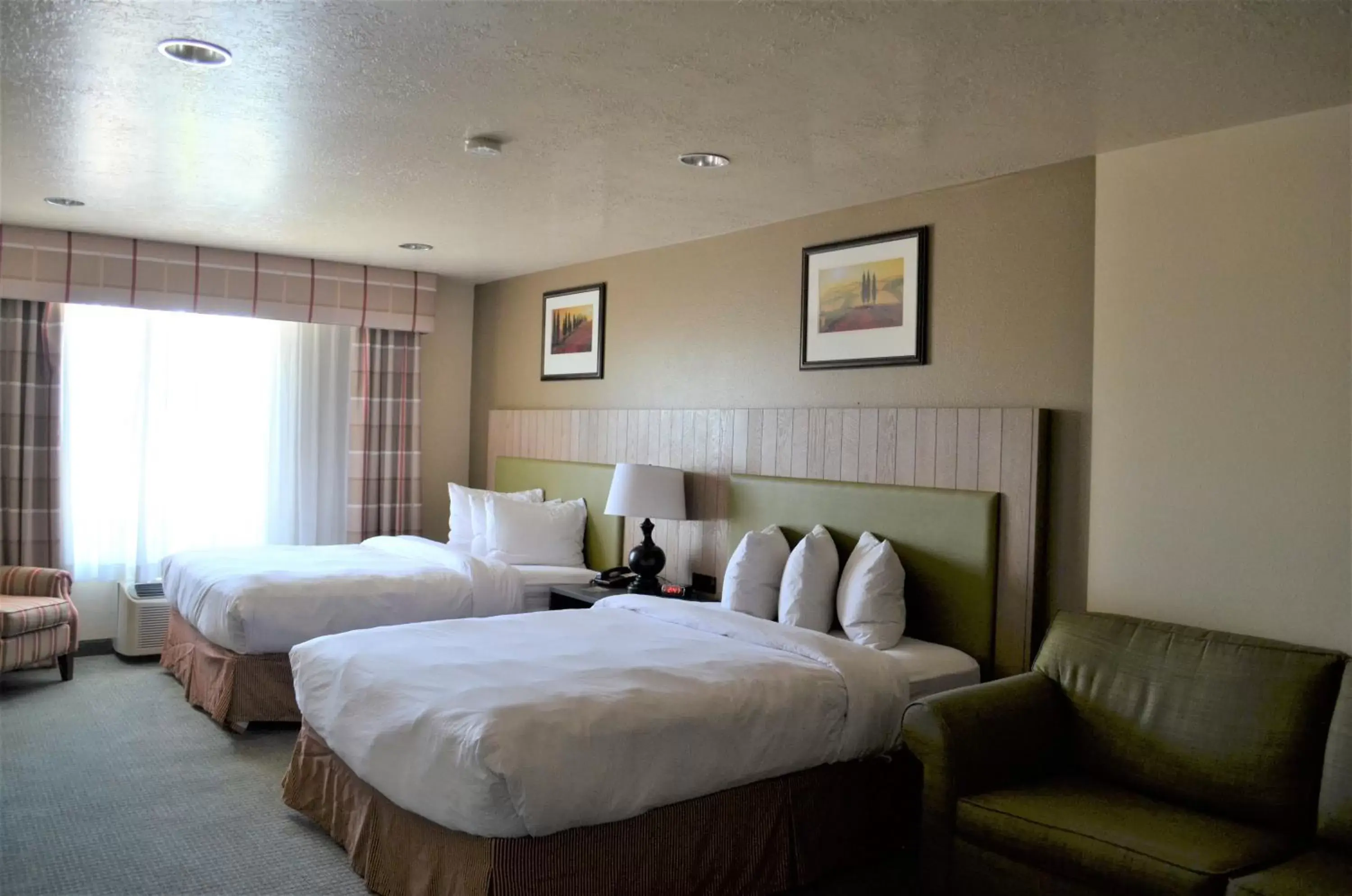 Bed in Country Inn & Suites by Radisson, West Valley City, UT